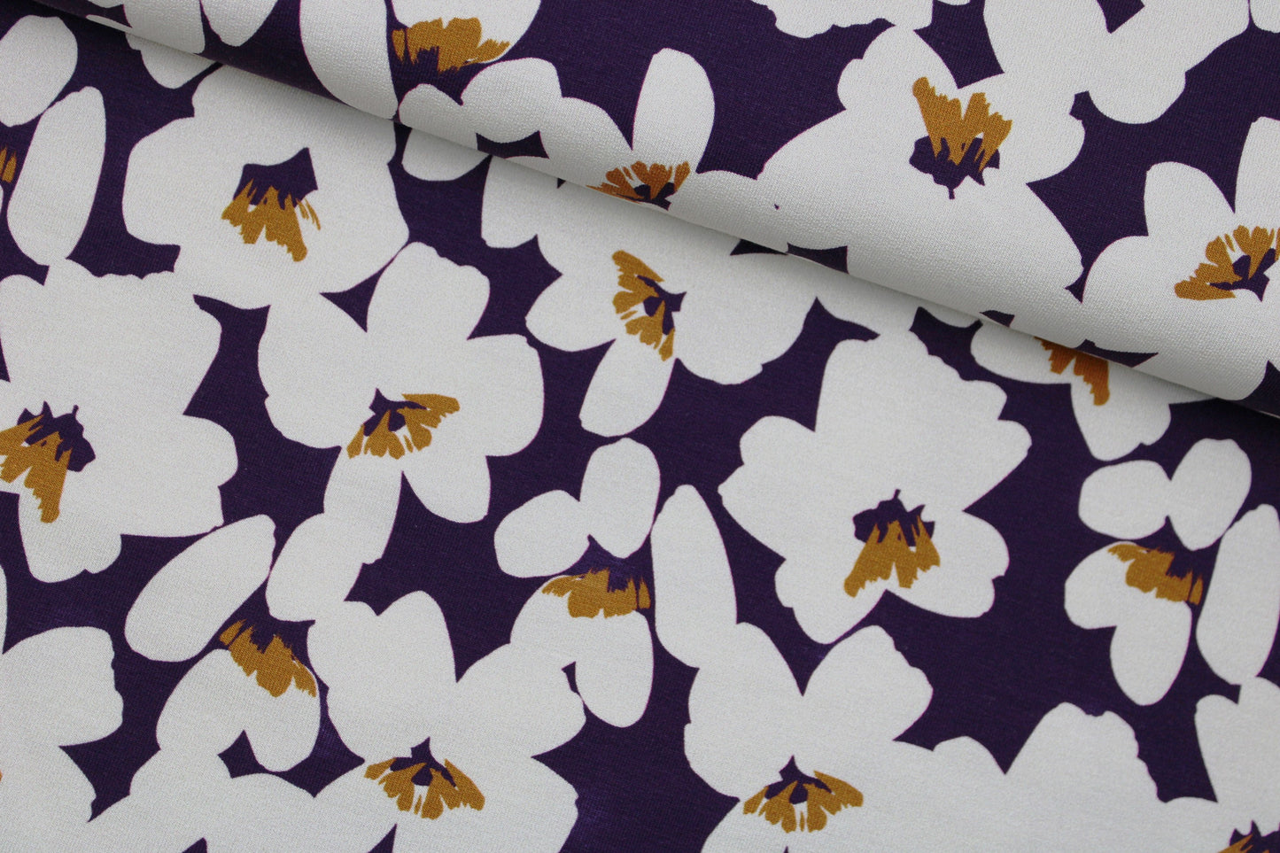 Modal French Terry Sweat in dunkellila mit ecru farbenen Blumen quer
