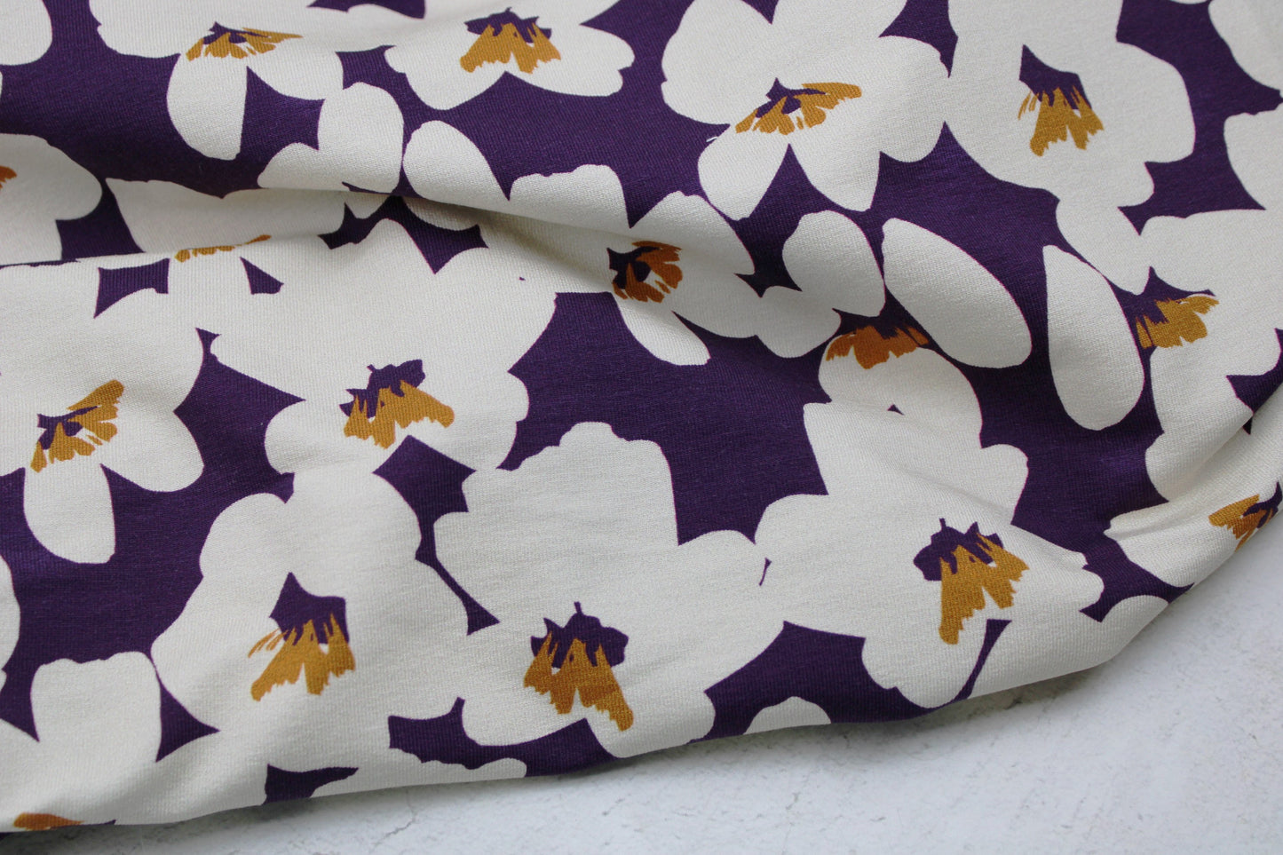 Modal French Terry Sweat in dunkellila mit ecru farbenen Blumen