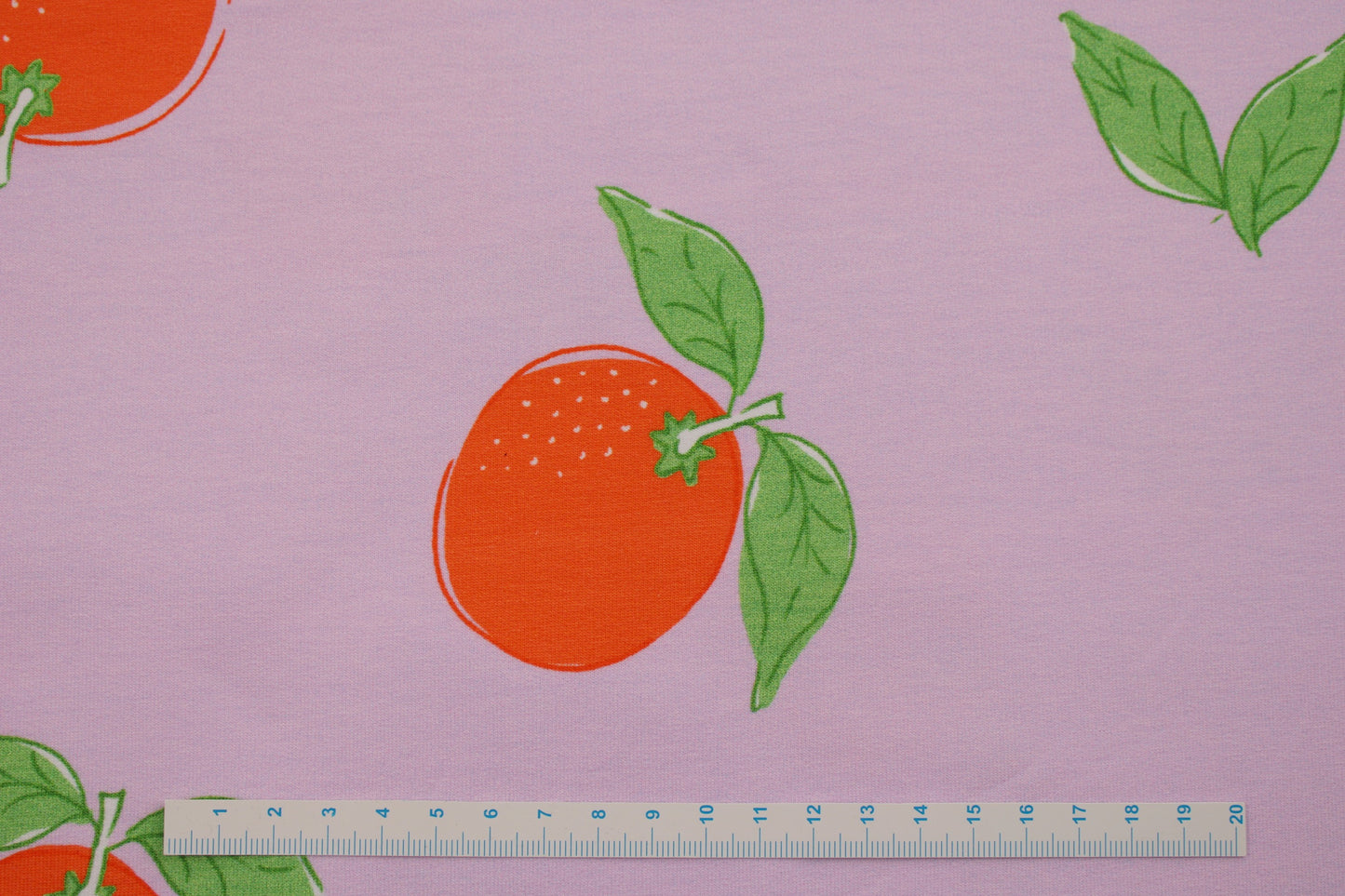 Flieder farbener Sommersweat mit großen Orangen Maßstab