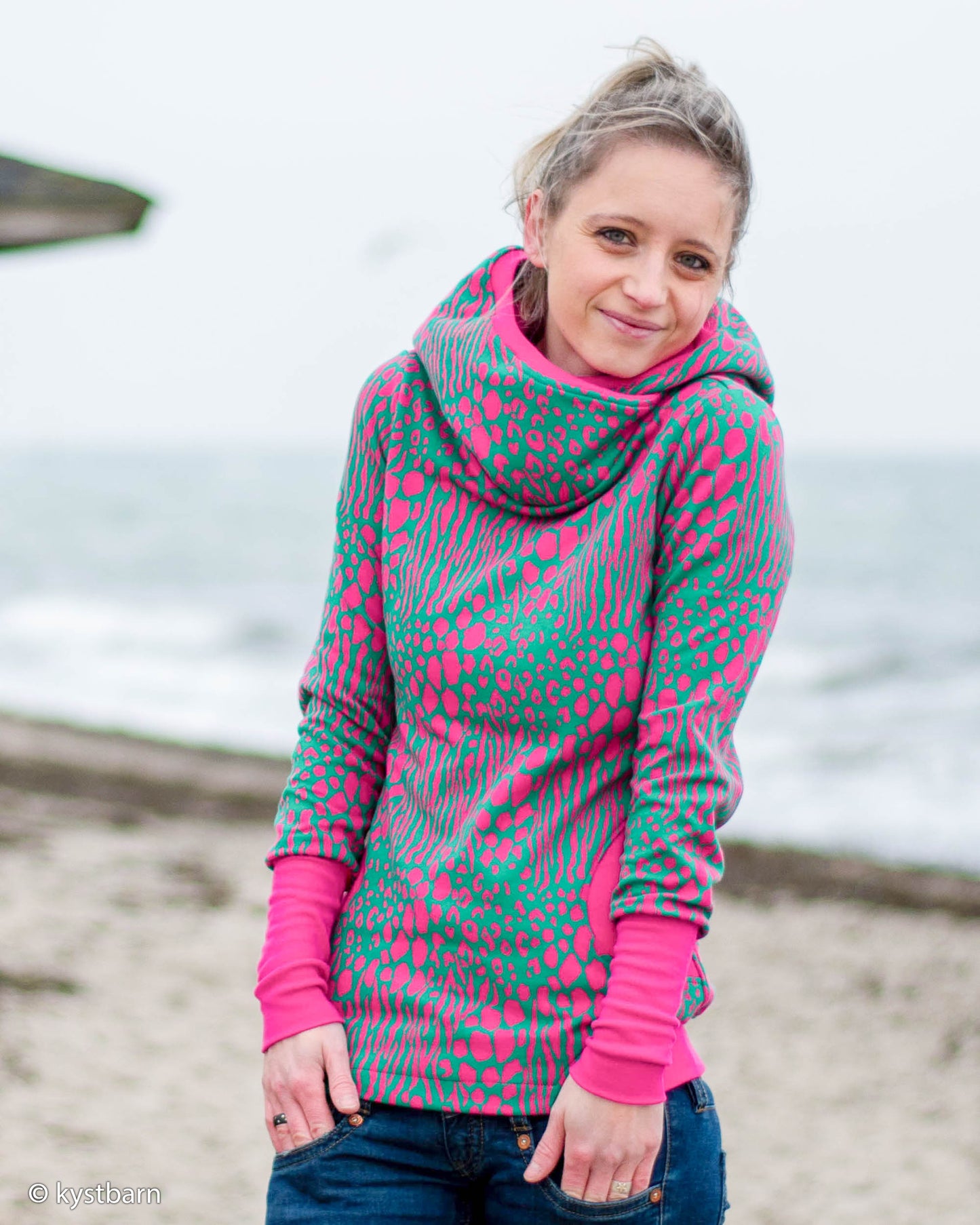 Jacquardjersey mit abstraktrem Leomuster in grün und pink als Hoodie vernäht