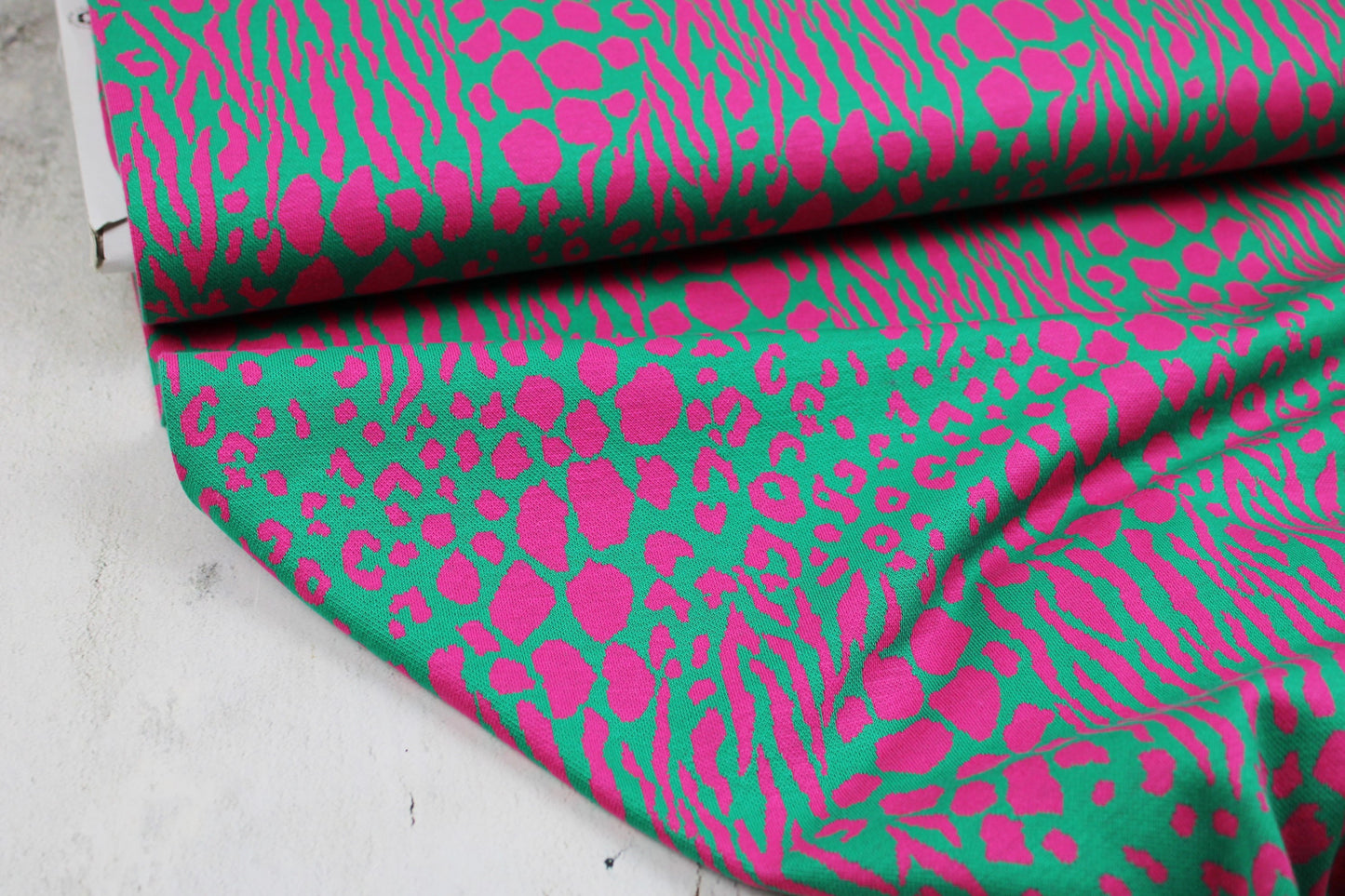 Jacquardjersey mit abstraktrem Leomuster in grün und pink Ballenansicht