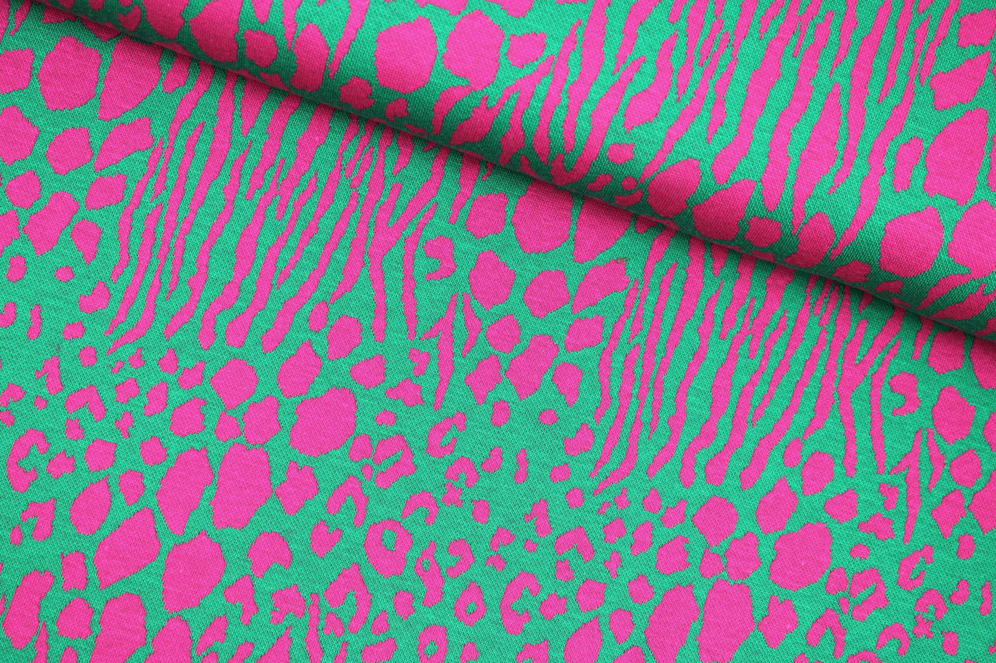 Jacquardjersey mit abstraktrem Leomuster in grün und pink quer