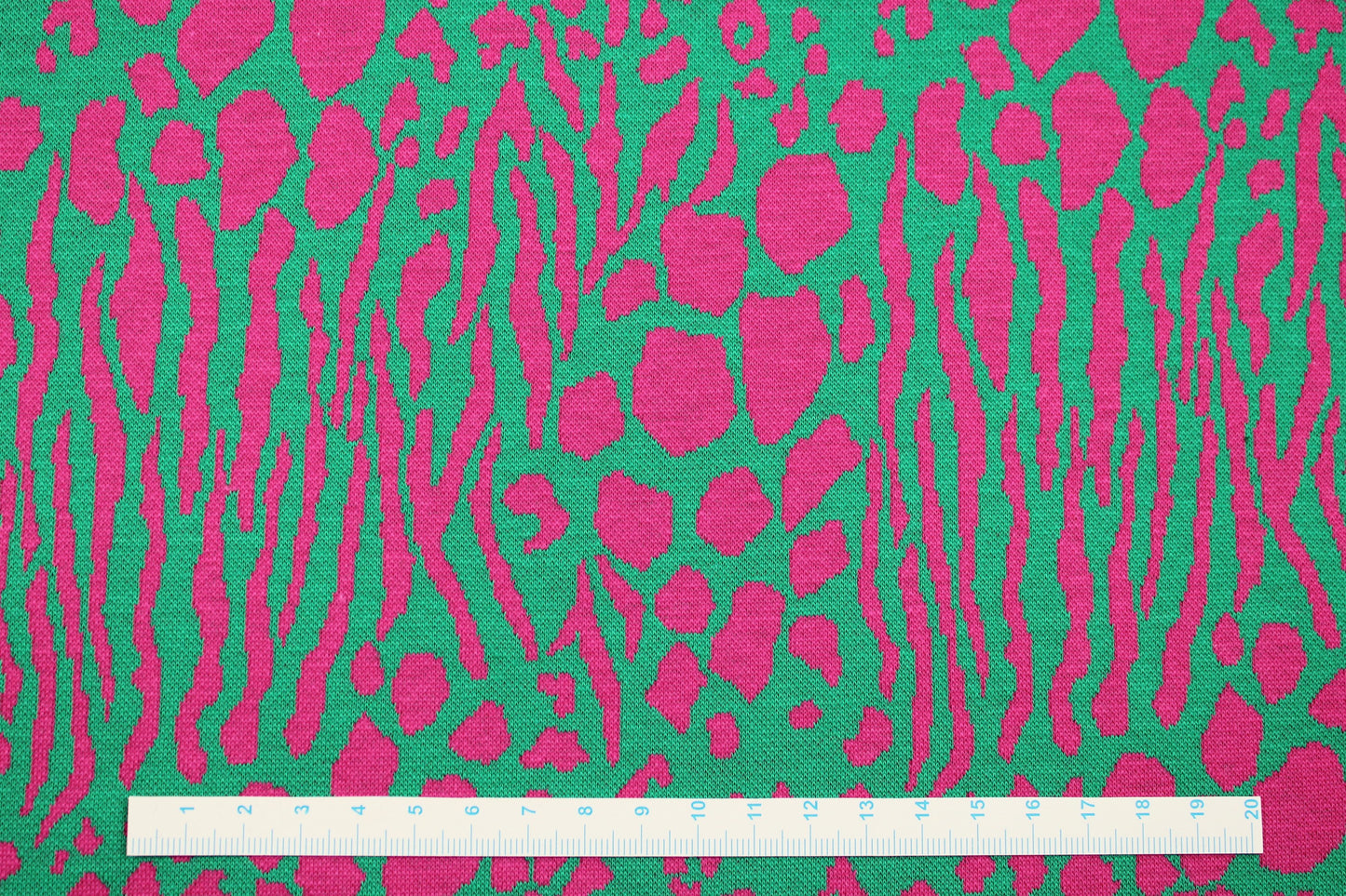 Jacquardjersey mit abstraktrem Leomuster in grün und pink Maßstab