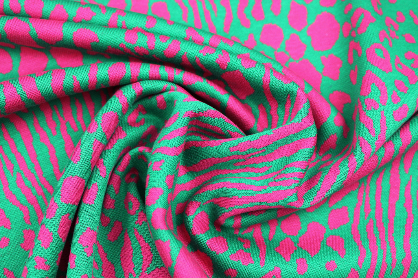 Jacquardjersey mit abstraktrem Leomuster in grün und pink gedreht