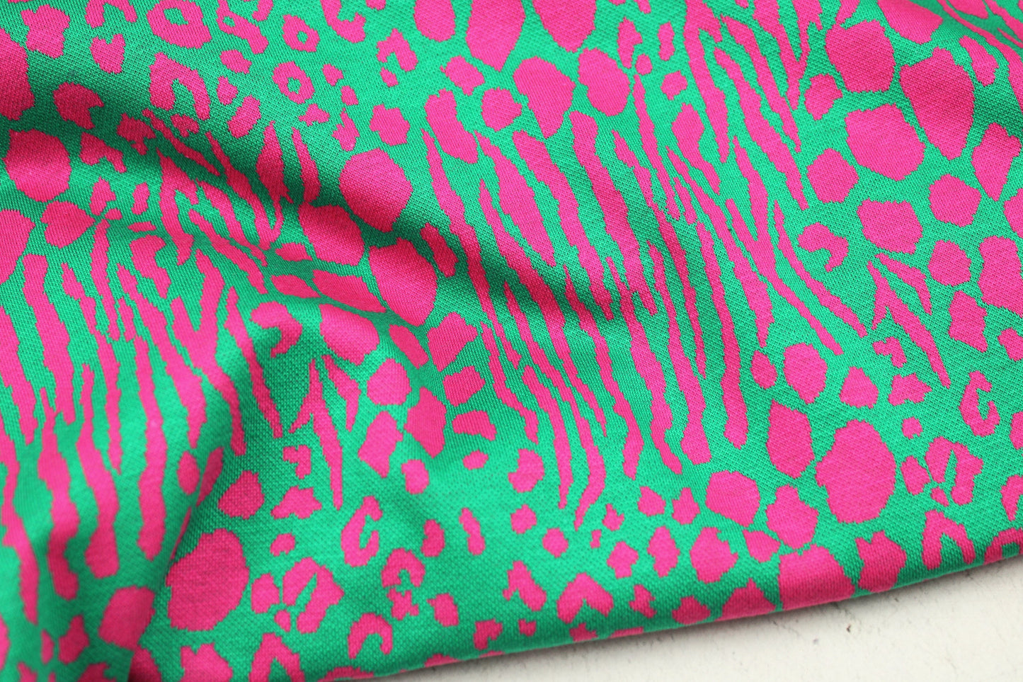 Jacquardjersey mit abstraktrem Leomuster in grün und pink