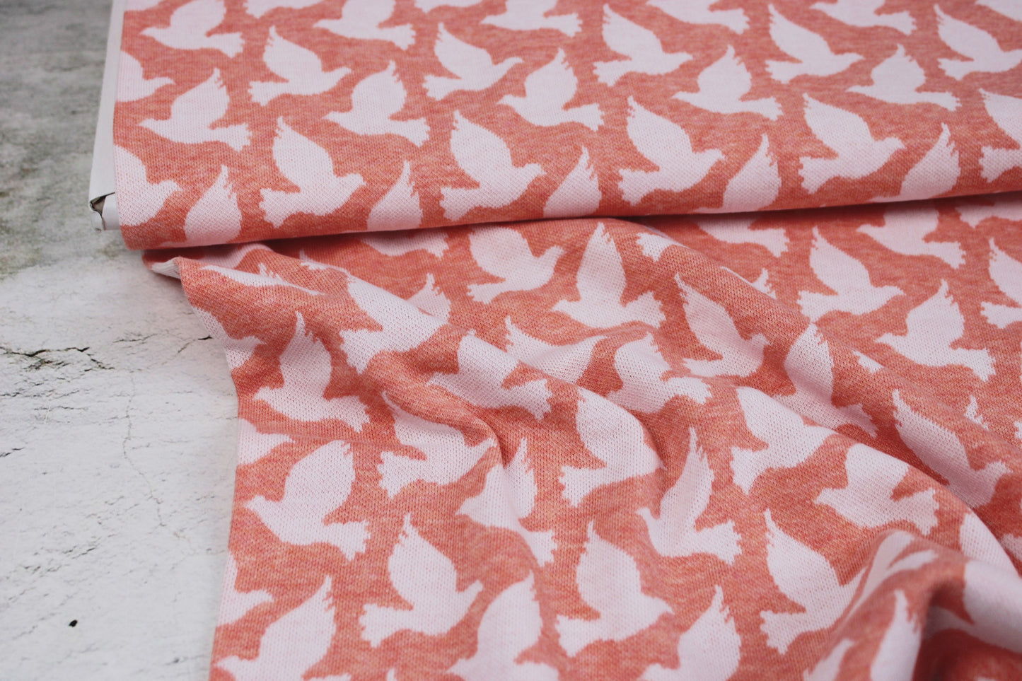 Jacquardjersey Tender Kiss Doves Fly von Albstoffe mit weißen Tauben Ballenansicht