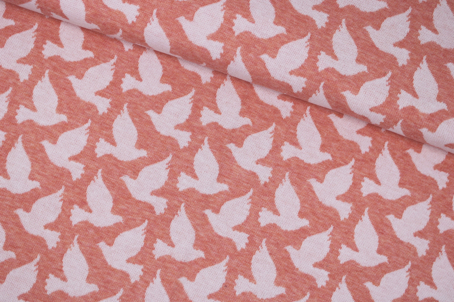 Jacquardjersey Tender Kiss Doves Fly von Albstoffe mit weißen Tauben quer