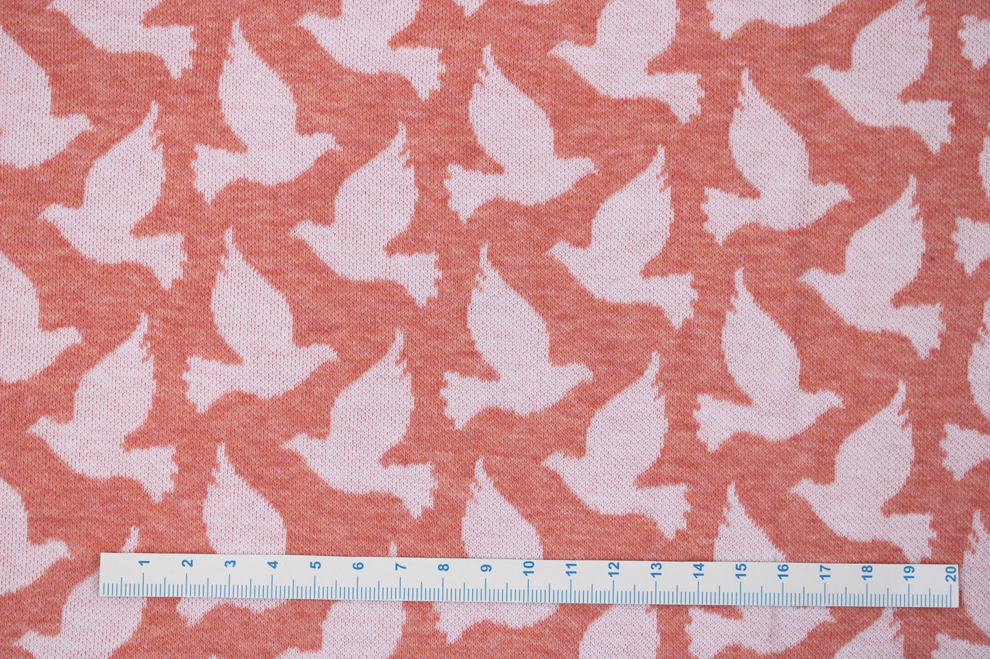 Jacquardjersey Tender Kiss Doves Fly von Albstoffe mit weißen Tauben Maßstab