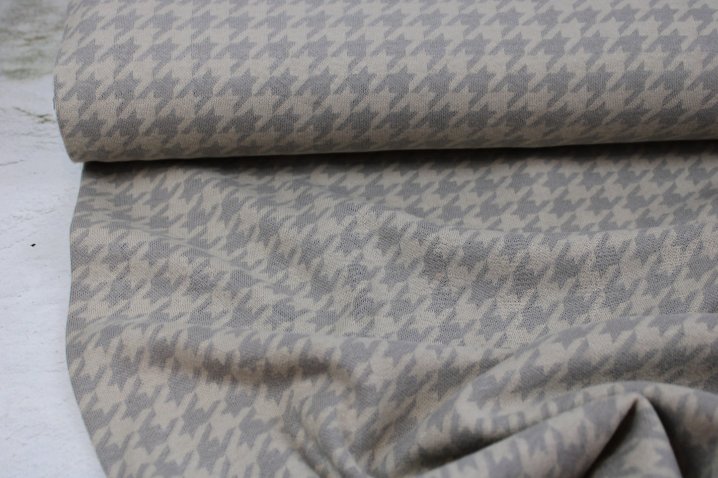 Jacquardjersey mit Hahnentrittmuster in Beige und Taupe Ballenansicht
