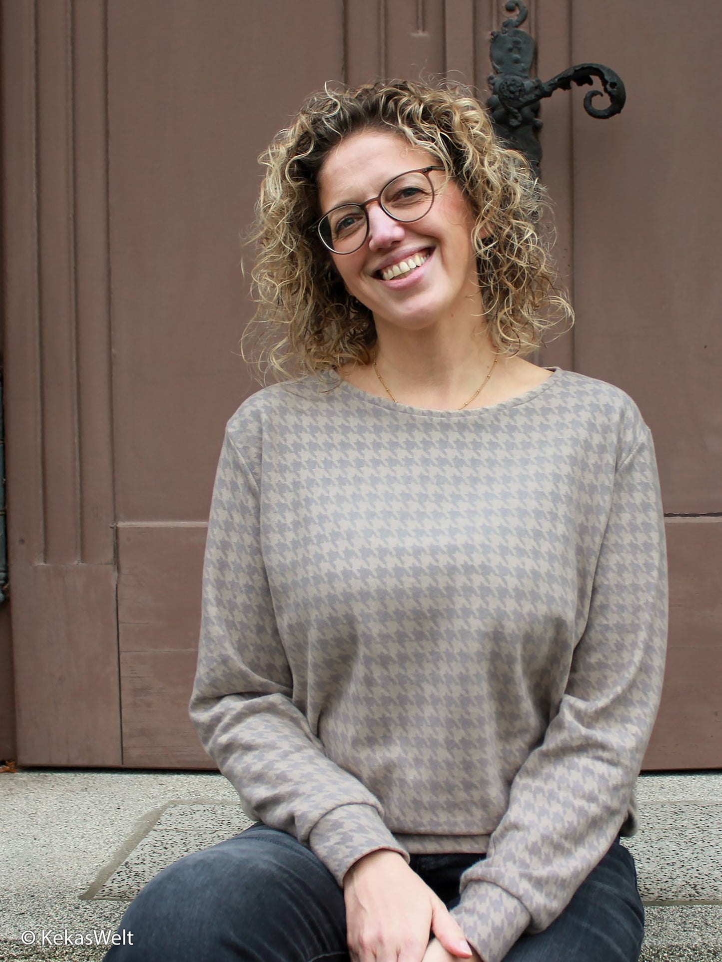 Jacquardjersey mit Hahnentrittmuster in Beige und Taupe als Pullover vernäht