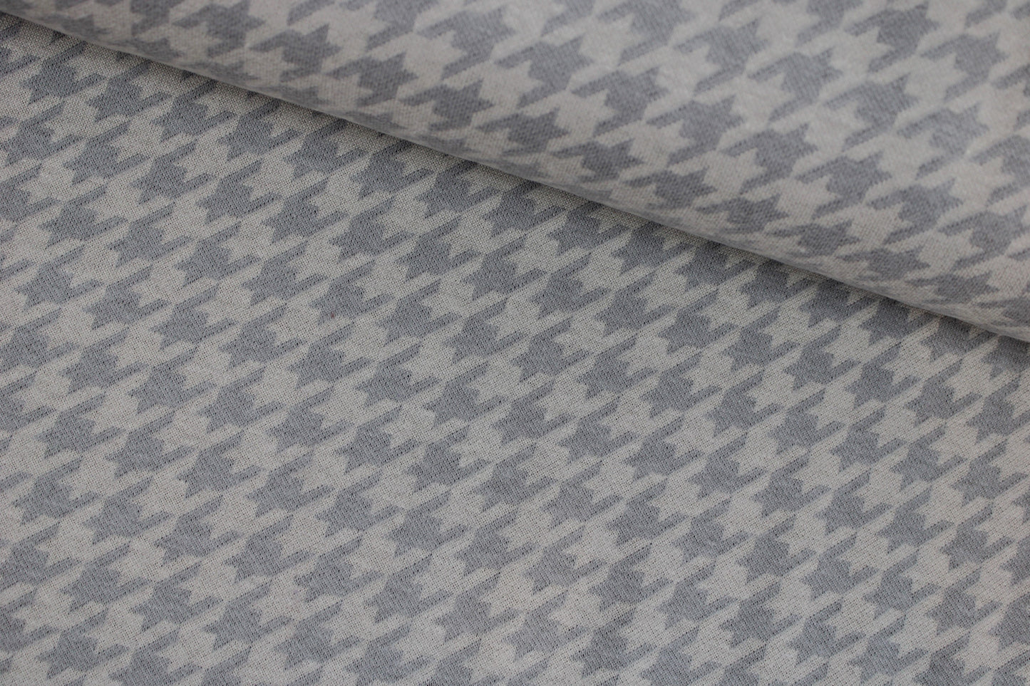 Jacquardjersey mit Hahnentrittmuster in Beige und Taupe quer