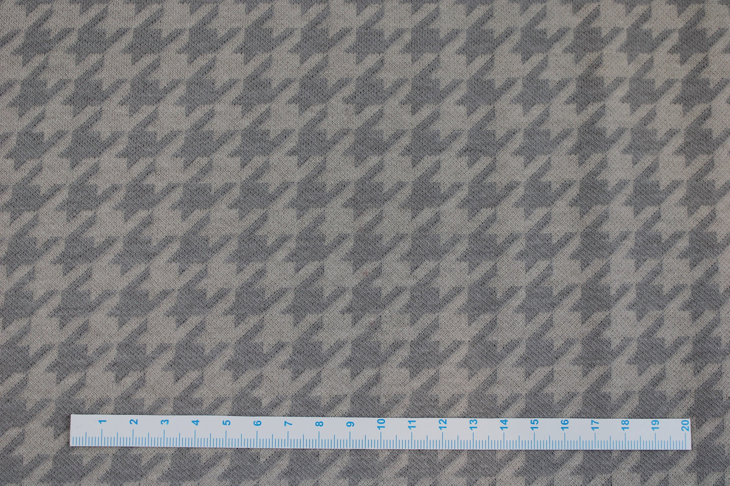 Jacquardjersey mit Hahnentrittmuster in Beige und Taupe Maßstab