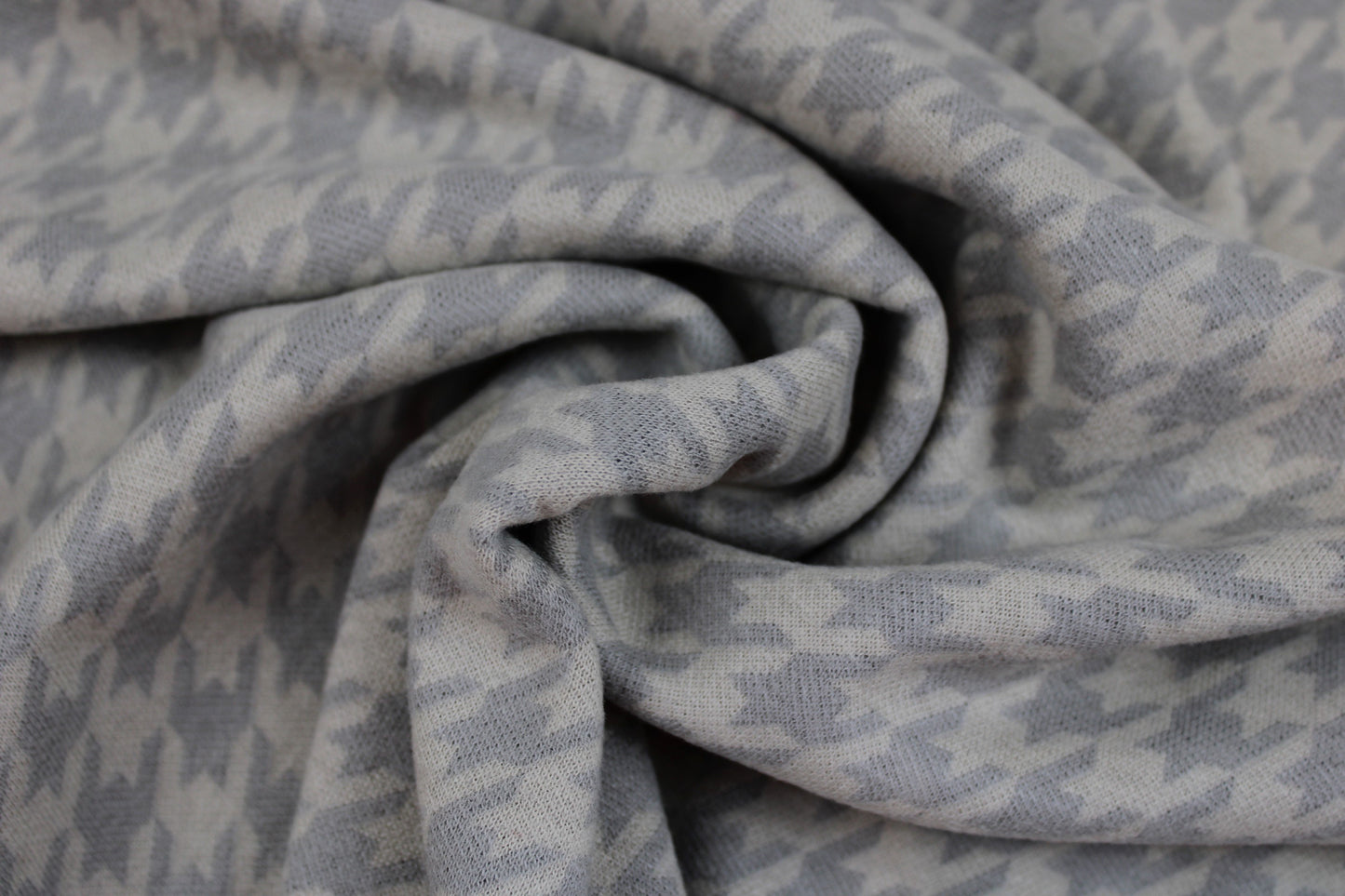 Jacquardjersey mit Hahnentrittmuster in Beige und Taupe gedreht