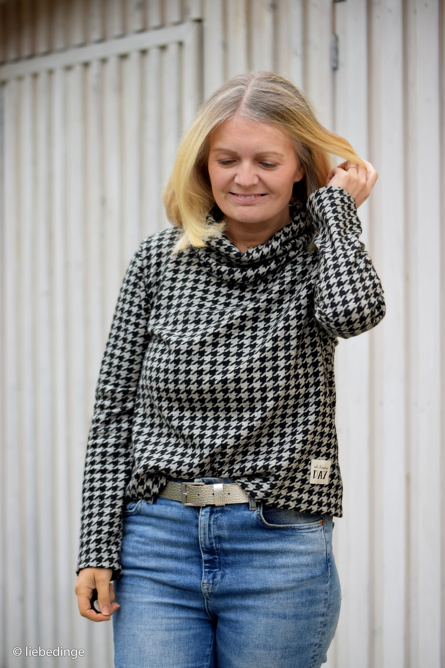 Weicher Jacquardjersey mit Hahnentrittmuster in Grau meliert und Schwarz als Pullover vernäht