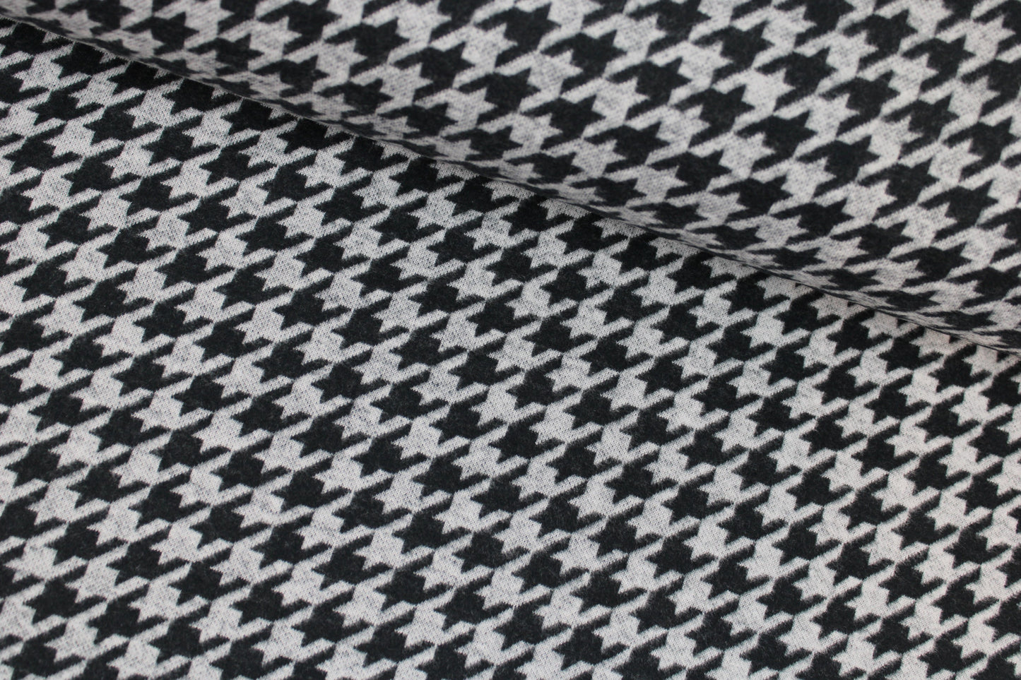 Weicher Jacquardjersey mit Hahnentrittmuster in Grau meliert und Schwarz quer