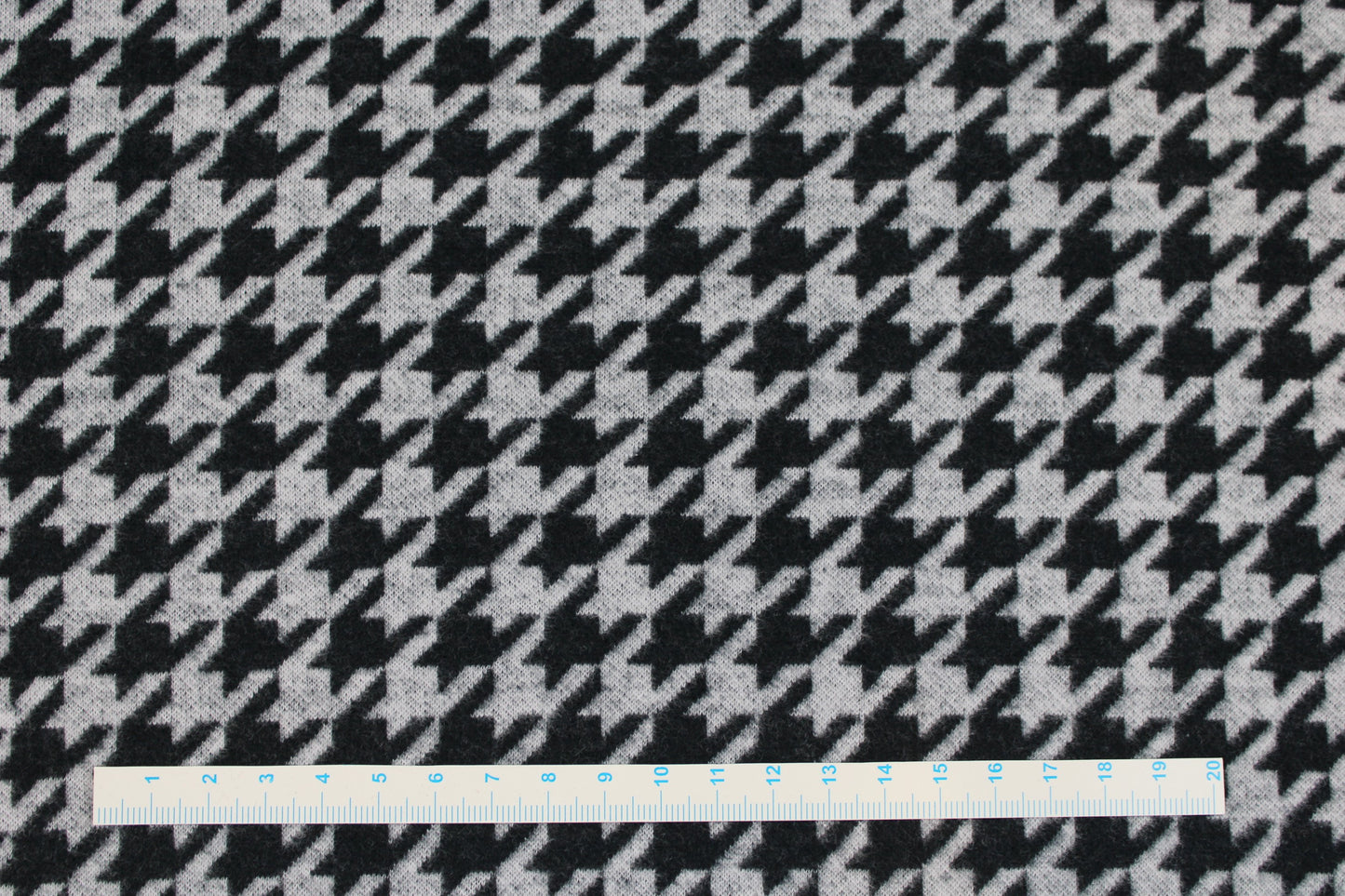 Weicher Jacquardjersey mit Hahnentrittmuster in Grau meliert und Schwarz Maßstab