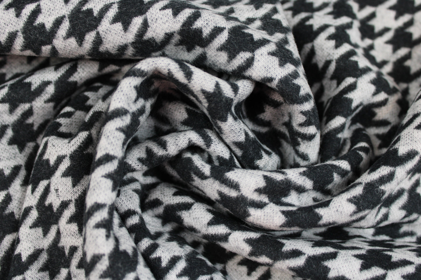 Weicher Jacquardjersey mit Hahnentrittmuster in Grau meliert und Schwarz gedreht