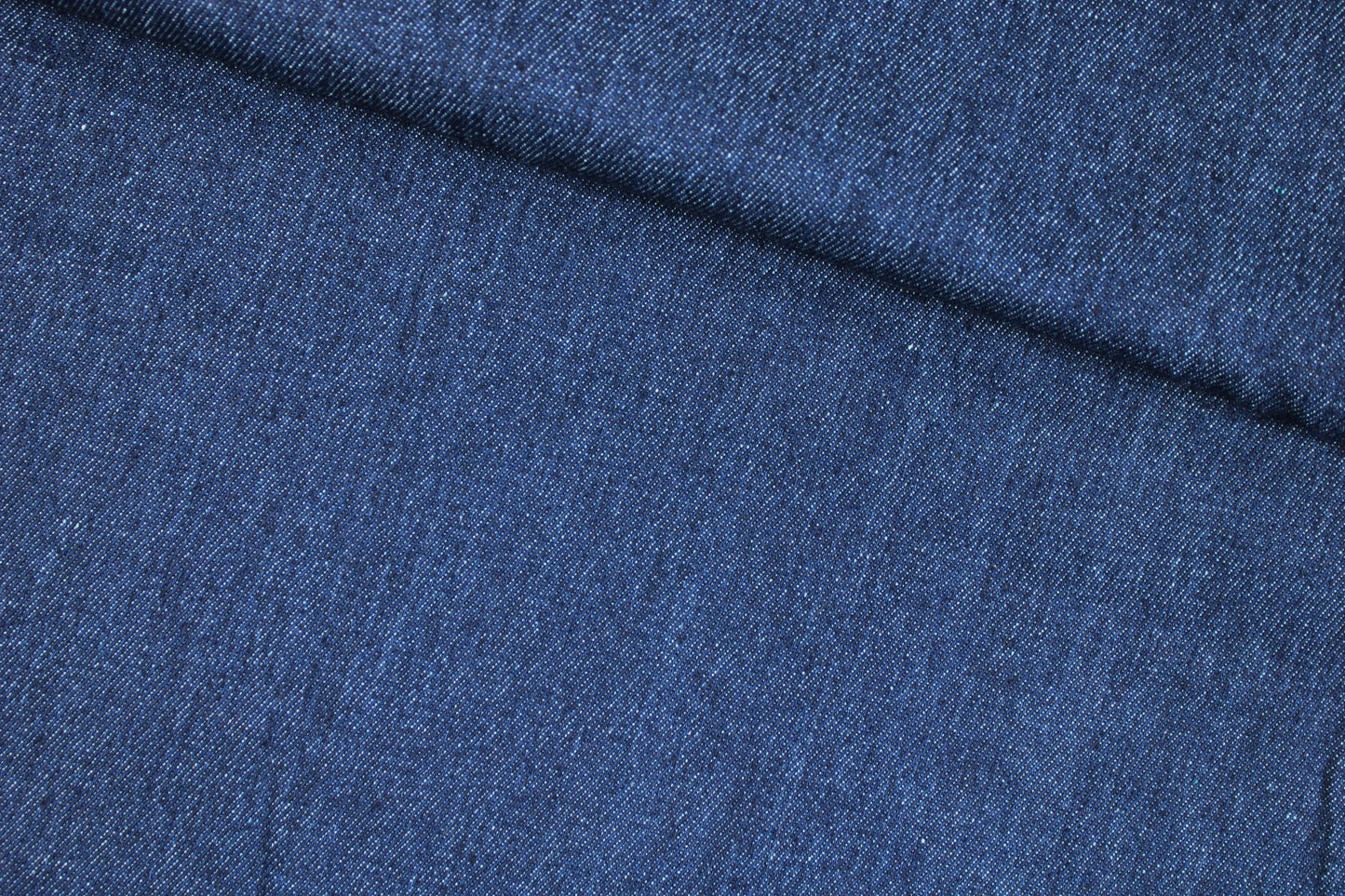 Klassischer Jeansstoff Denim in dunkelblau quer
