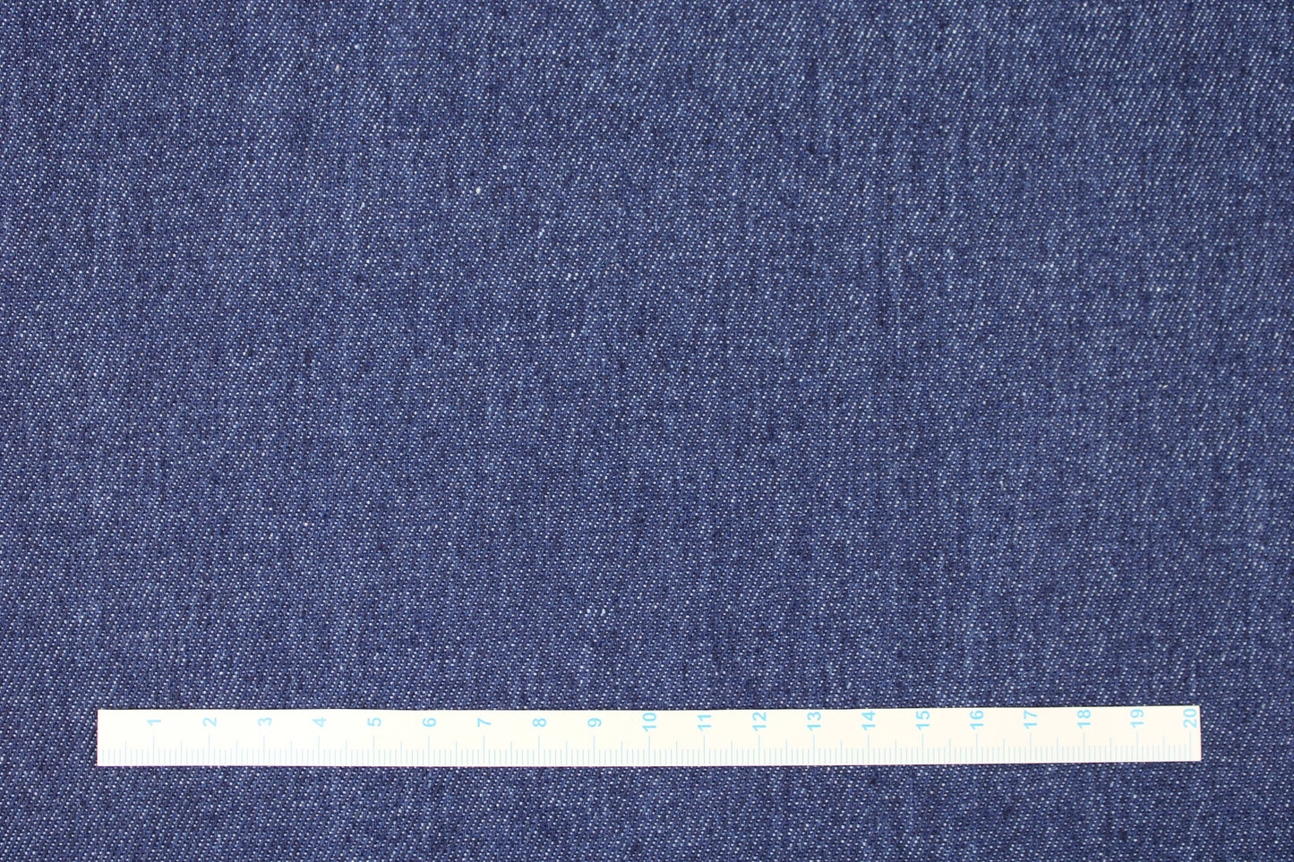 Klassischer Jeansstoff Denim in dunkelblau Maßstab