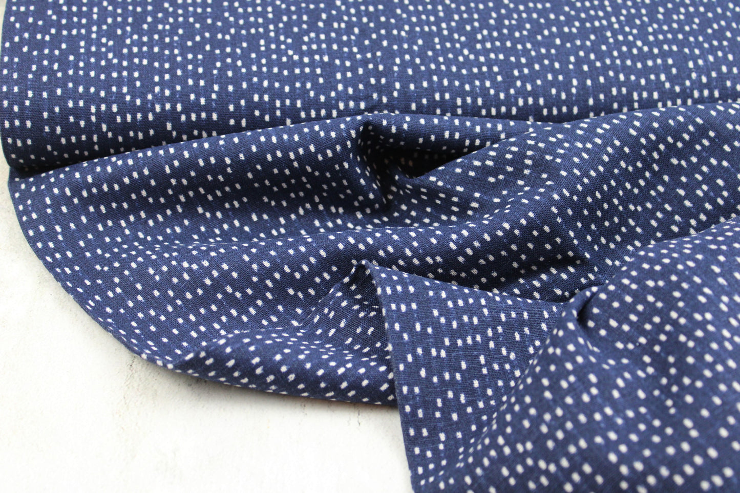 Leinen-Viskose Chambray Dobby mit kleinen weißen Pünktchen in dunkelblau Ballenansicht