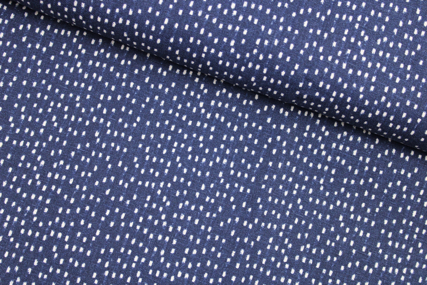 Leinen-Viskose Chambray Dobby mit kleinen weißen Pünktchen in dunkelblau quer