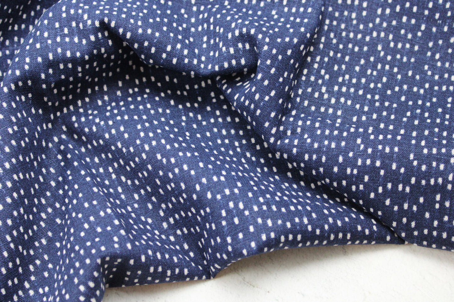 Leinen-Viskose Chambray Dobby mit kleinen weißen Pünktchen in dunkelblau