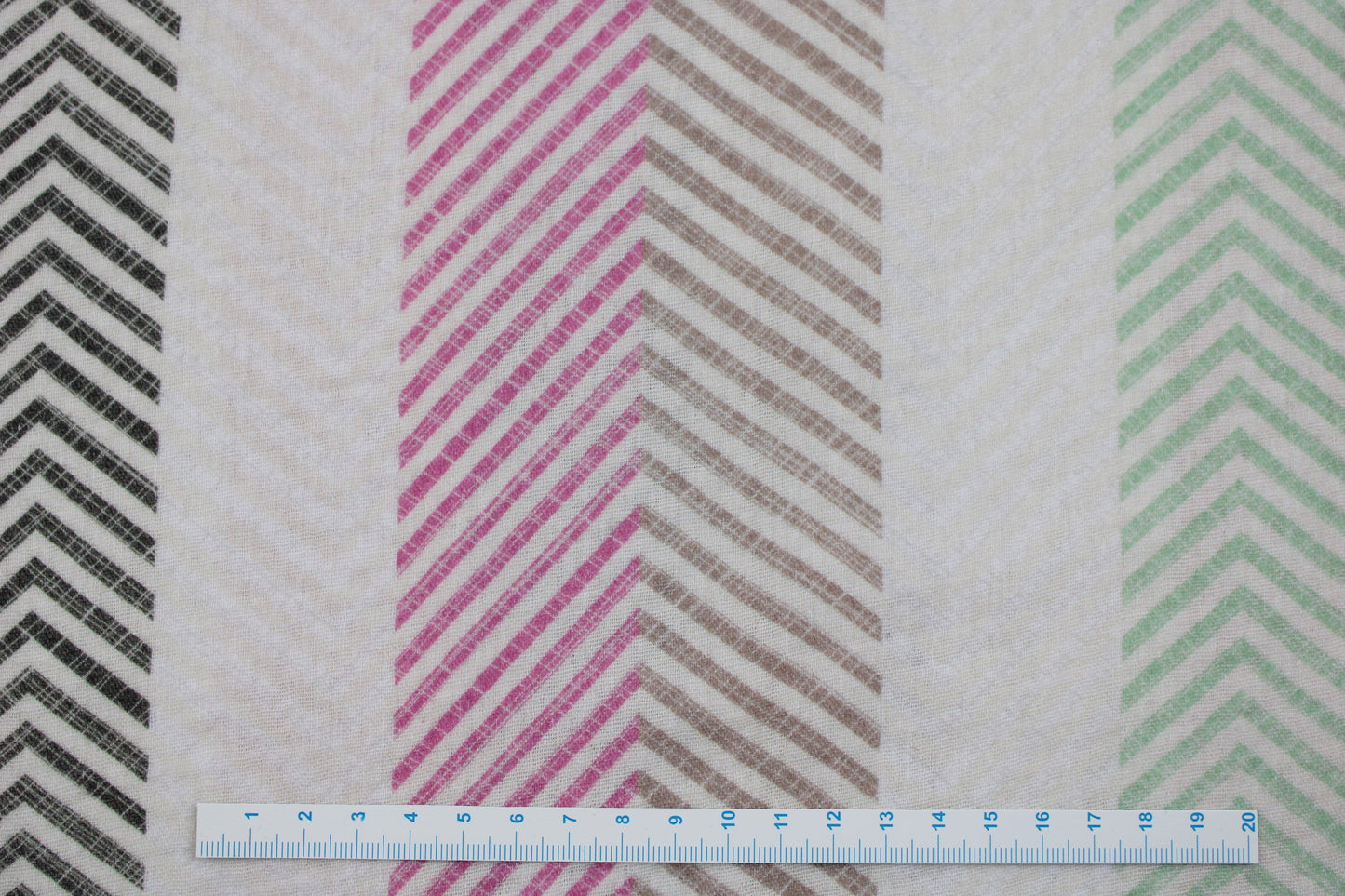 Naturweißer Musselinstoff mit bunten Chevronstreifen Maßstab
