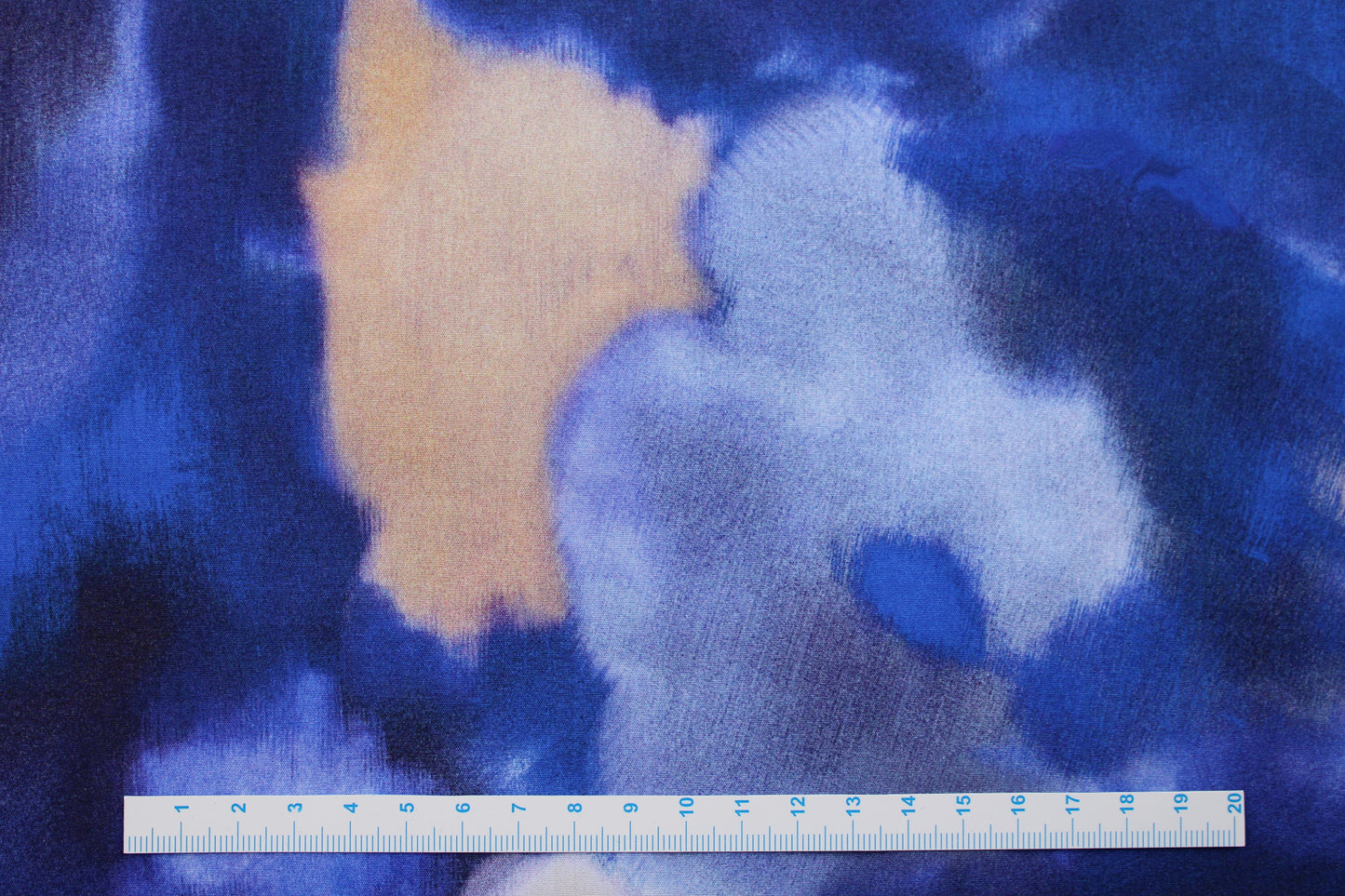 Popelin-Baumwollstoff Ombre Blue mit Batikmuster Maßstab