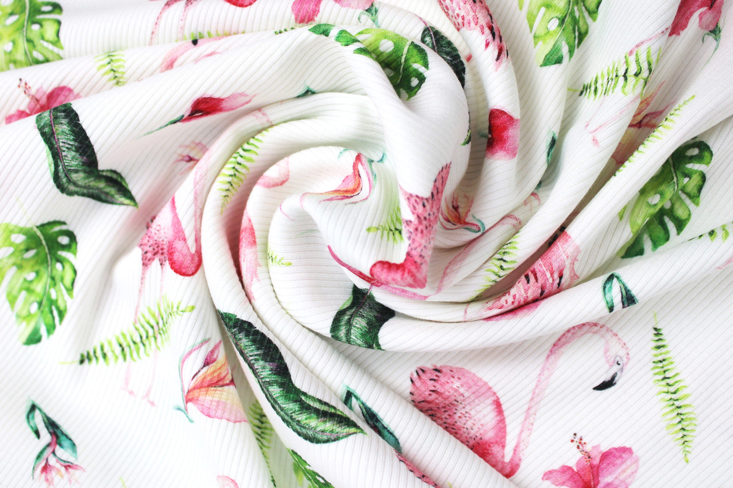Weißer Rippjersey Mia mit Flamingos gedreht