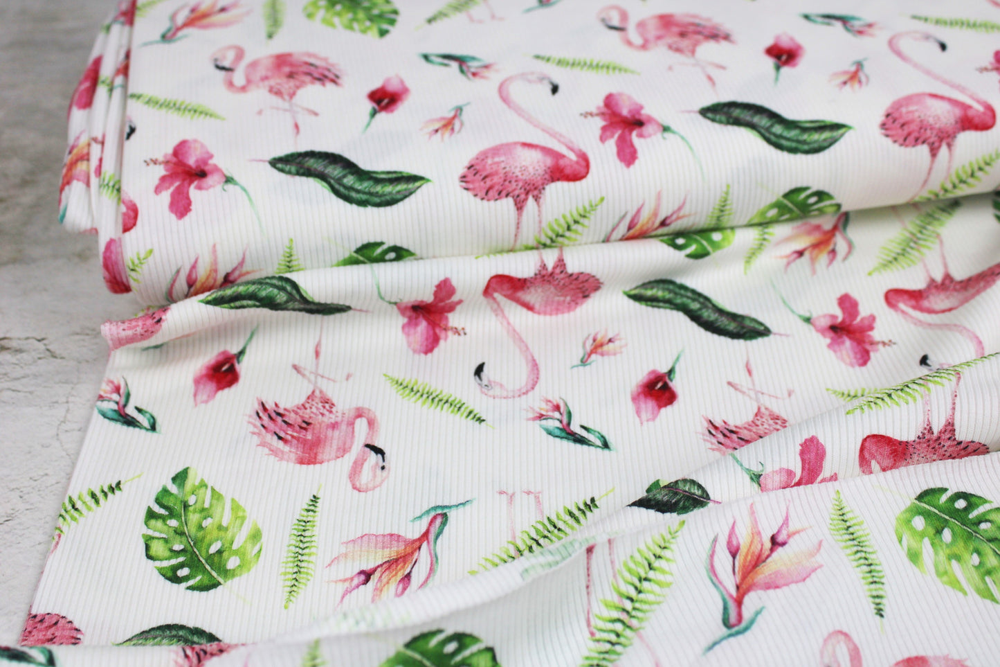 Weißer Rippjersey Mia mit Flamingos Ballenansicht