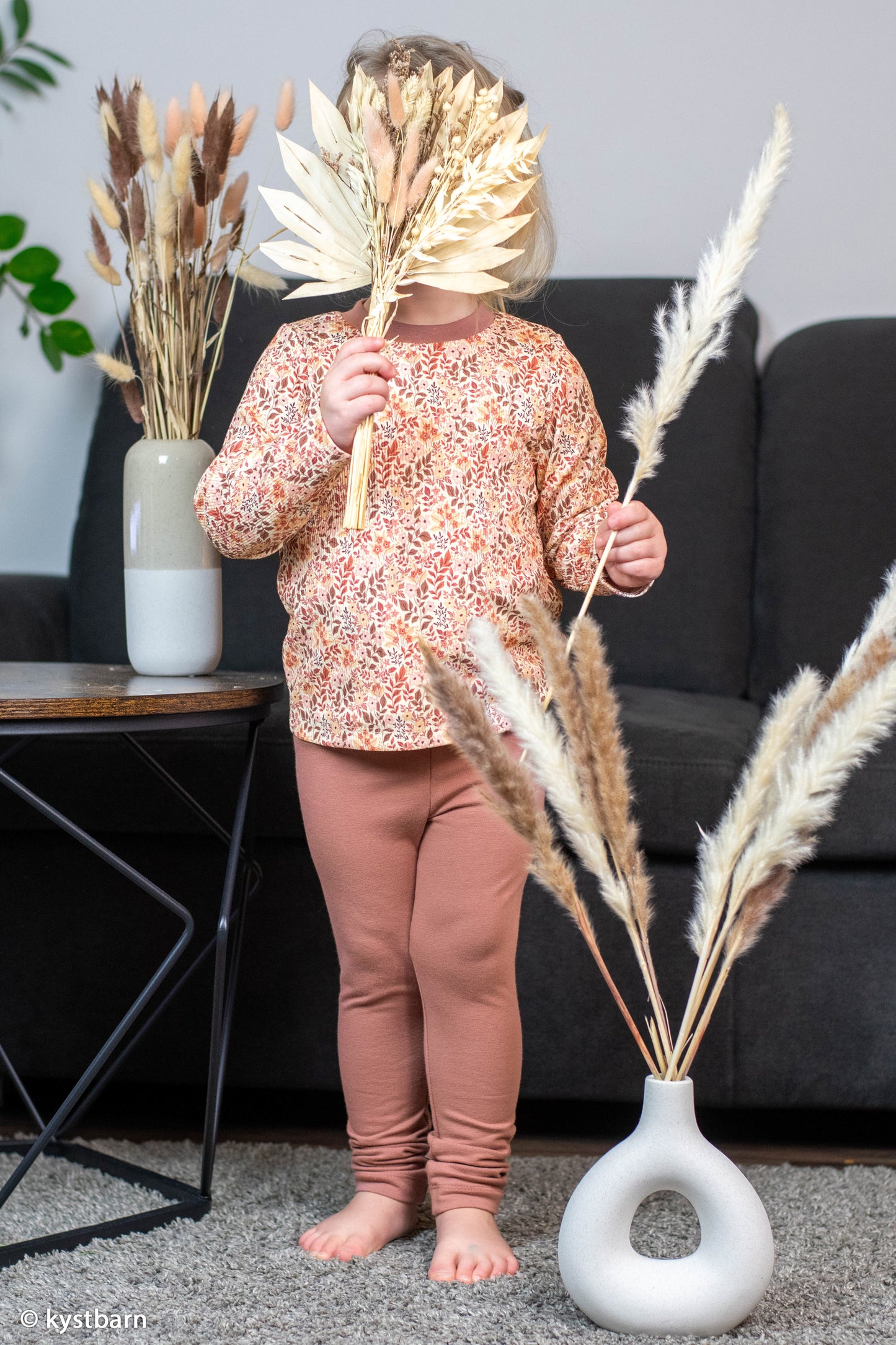 Rippjersey Mia mit Rose farbenen Streublümchen auf hellem Grund als Shirt vernäht