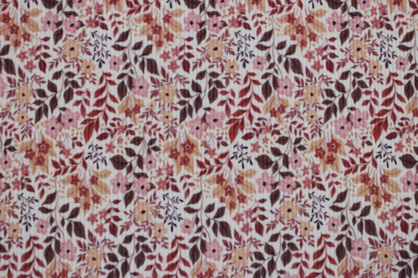 Rippjersey Mia mit Rose farbenen Streublümchen auf hellem Grund Detailbild
