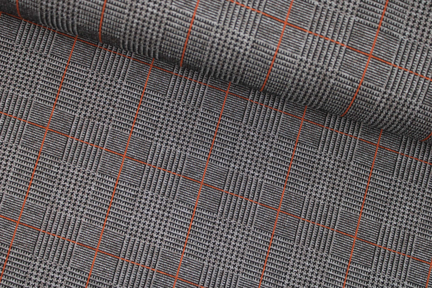 Romanit-Jacquardjersey mit klassischem Karomuster in Taupe mit rostfarbenen Linien quer