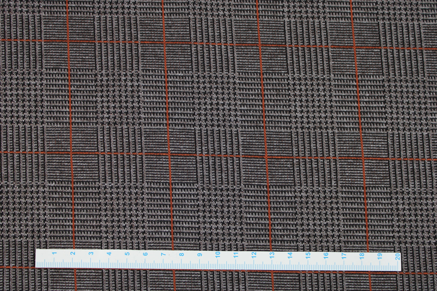Romanit-Jacquardjersey mit klassischem Karomuster in Taupe mit rostfarbenen Linien Maßstab