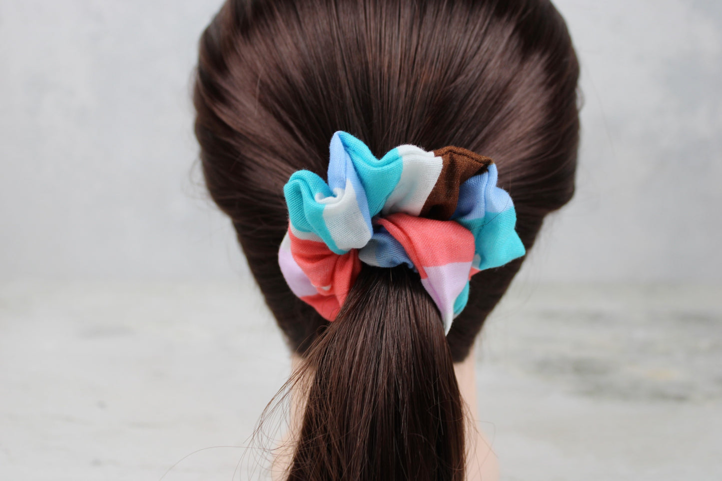 Scrunchie Haargummi mit bunten Streifen