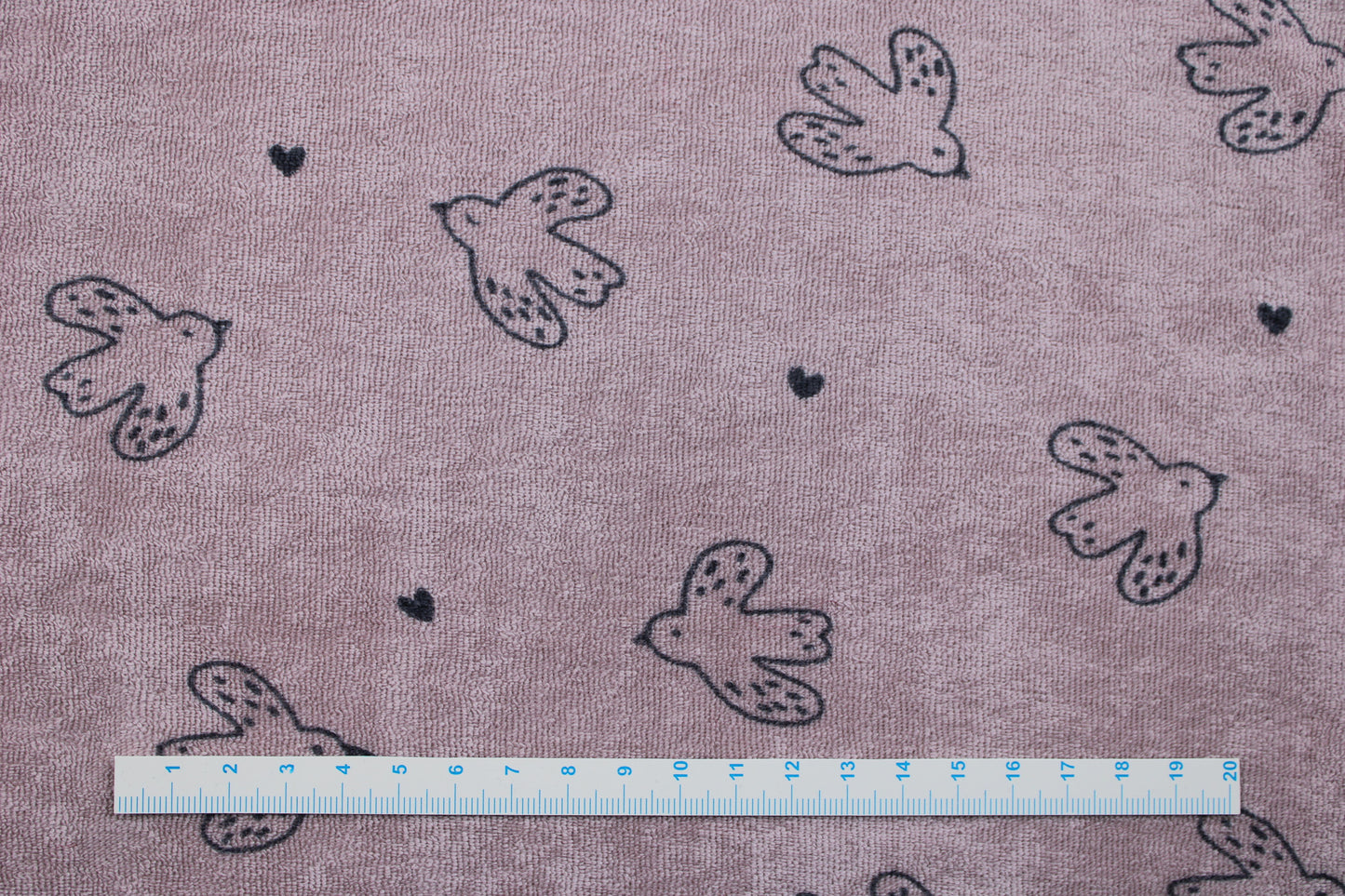 Altrosa farbener Stretchfrottee mit anthrazit farbenen Schwalben Maßstab
