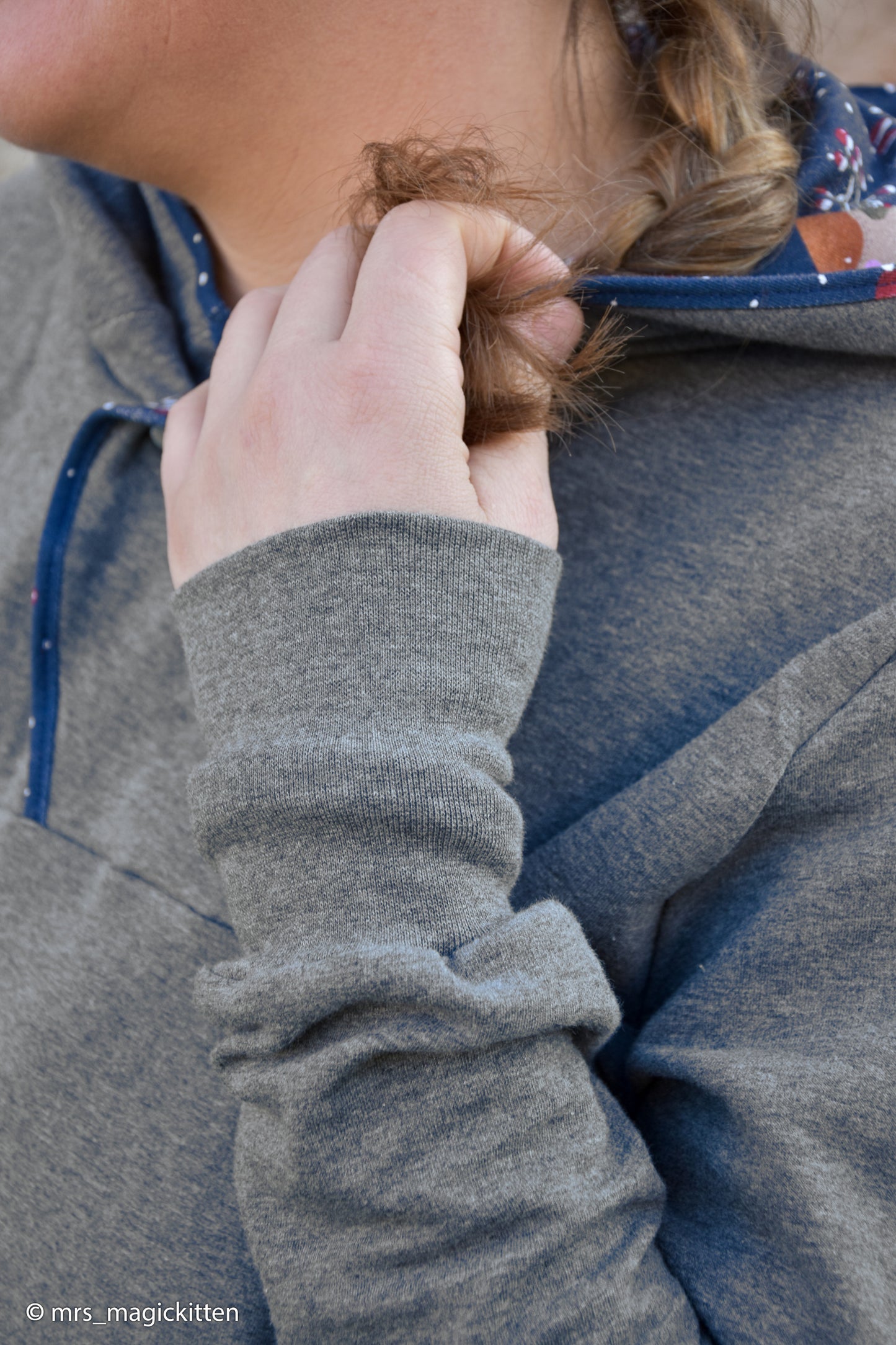 Melierter Sweatstoff Eike-Melange in grau als Hoodie vernäht