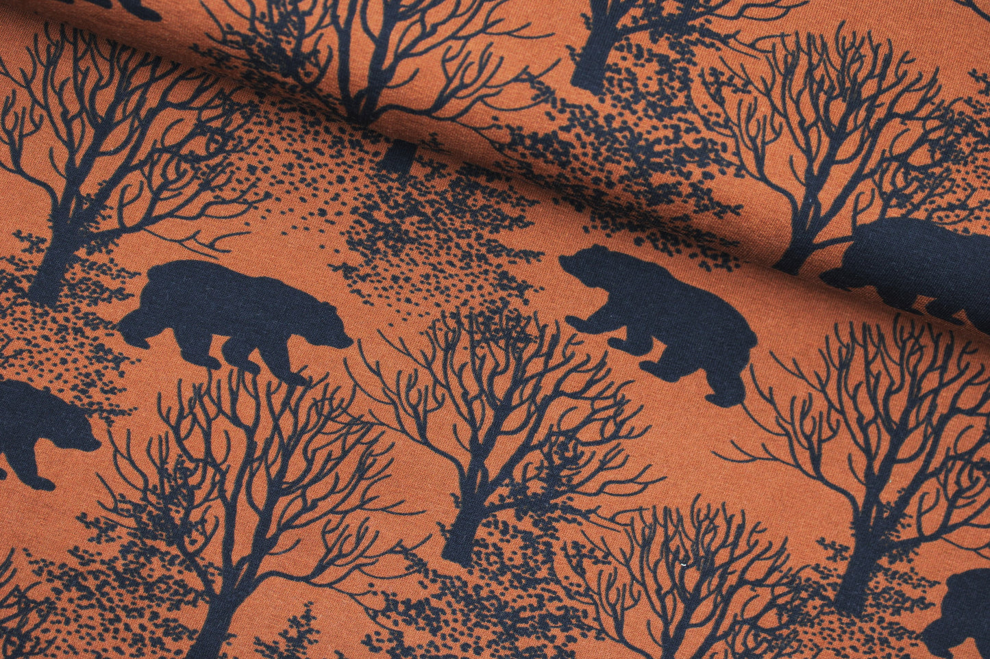 Sweatstoff Basel mit Bären im Wald in terracotta-dunkelblau quer