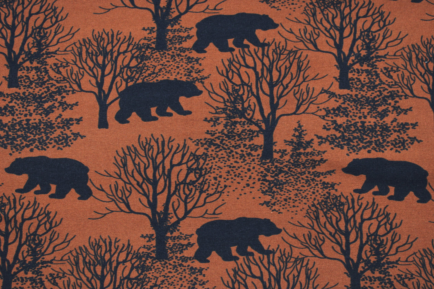 Sweatstoff Basel mit Bären im Wald in terracotta-dunkelblau Detailbild