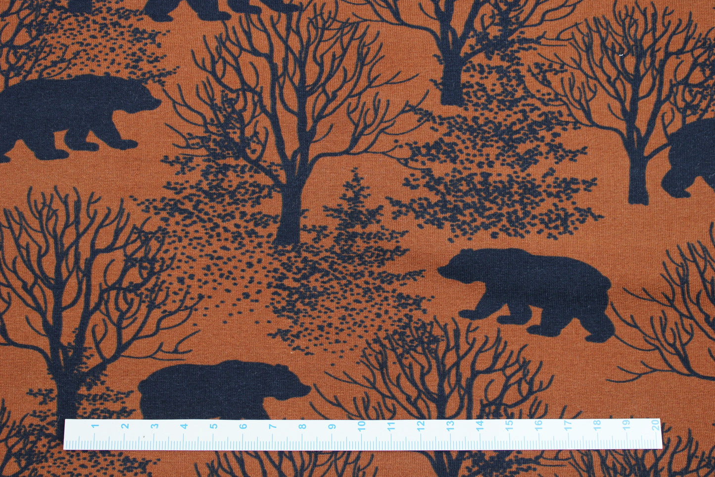 Sweatstoff Basel mit Bären im Wald in terracotta-dunkelblau Maßstab