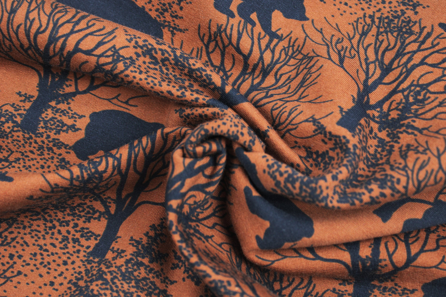 Sweatstoff Basel mit Bären im Wald in terracotta-dunkelblau gedreht