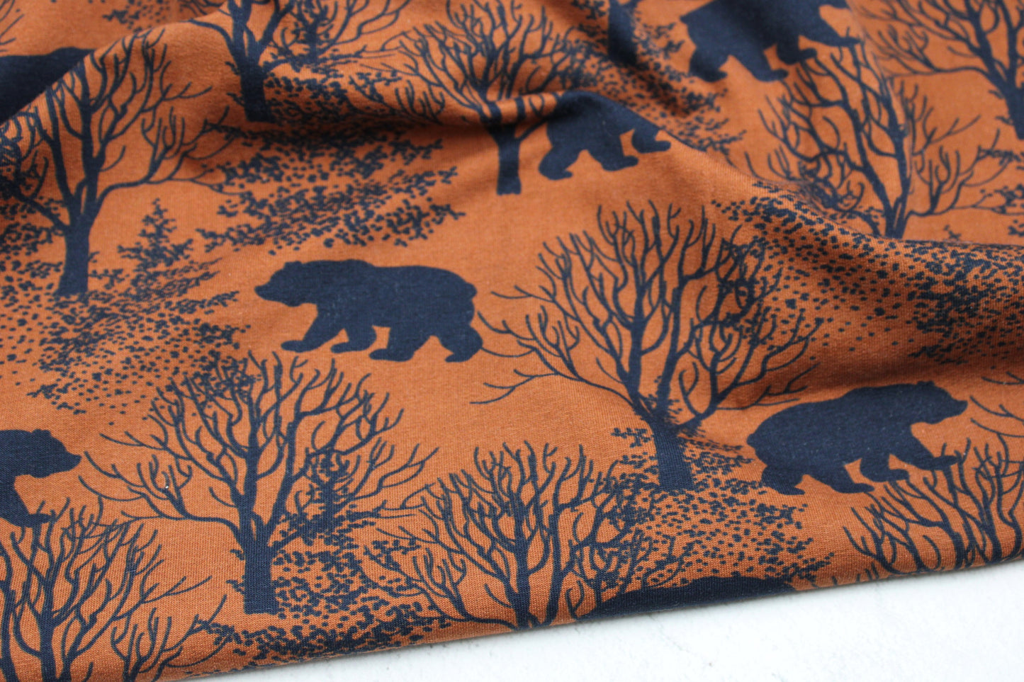 Sweatstoff Basel mit Bären im Wald in terracotta-dunkelblau