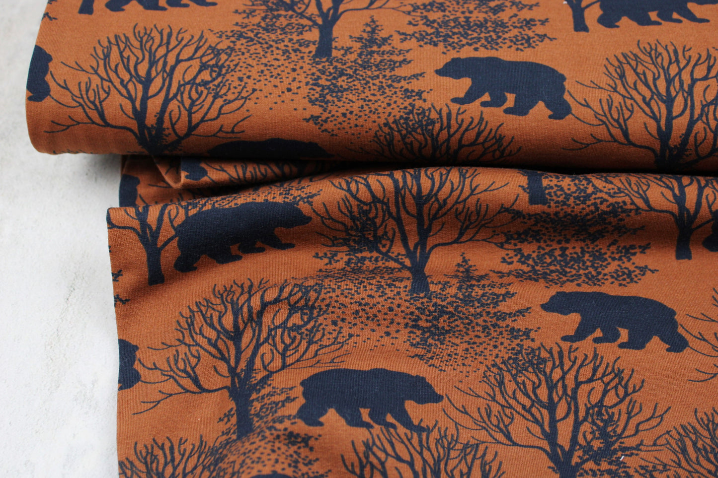 Sweatstoff Basel mit Bären im Wald in terracotta-dunkelblau Ballenansicht