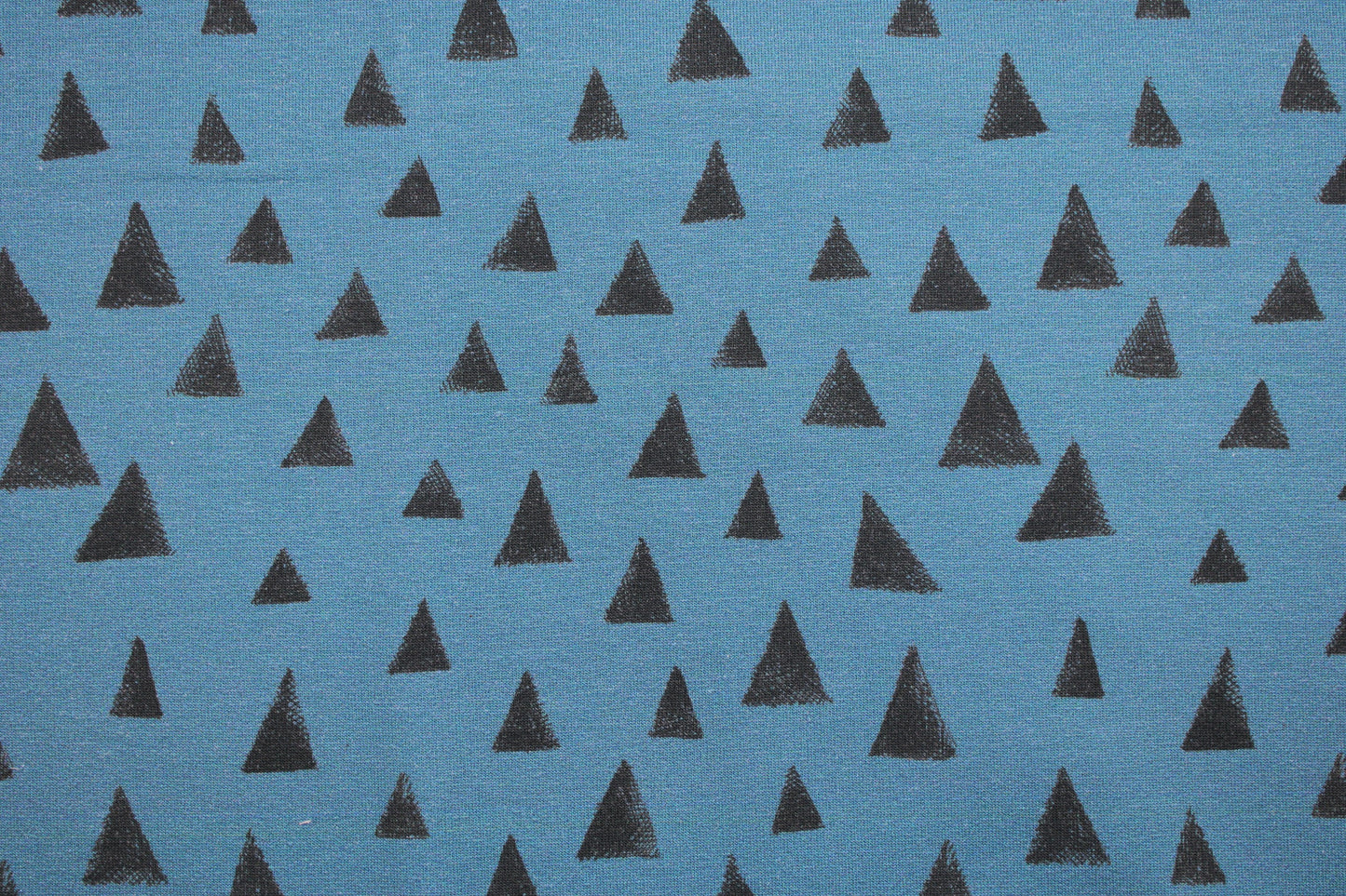Blauer Sweatstoff mit grauen Dreiecken Detailbild