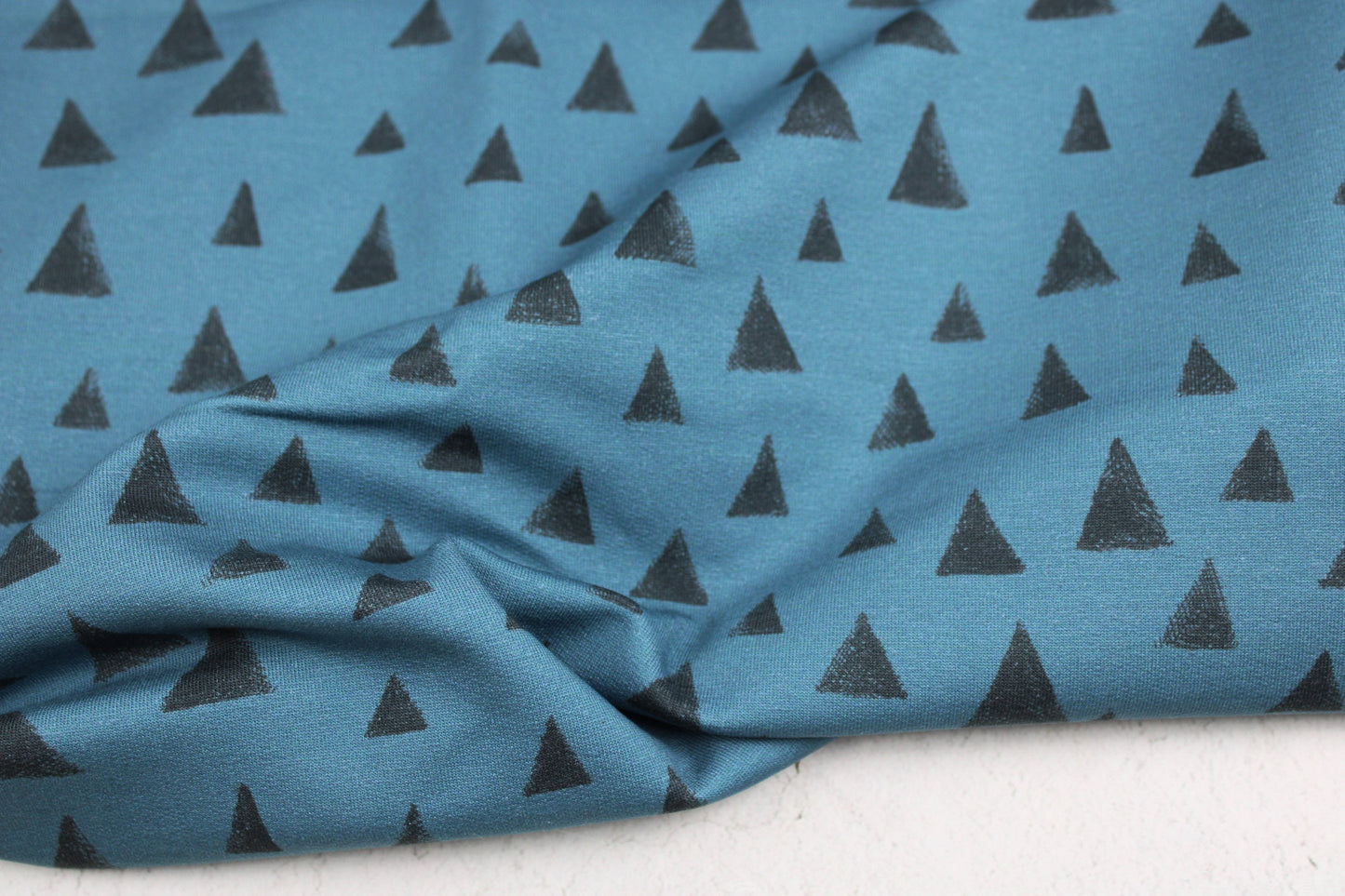 Blauer Sweatstoff mit grauen Dreiecken