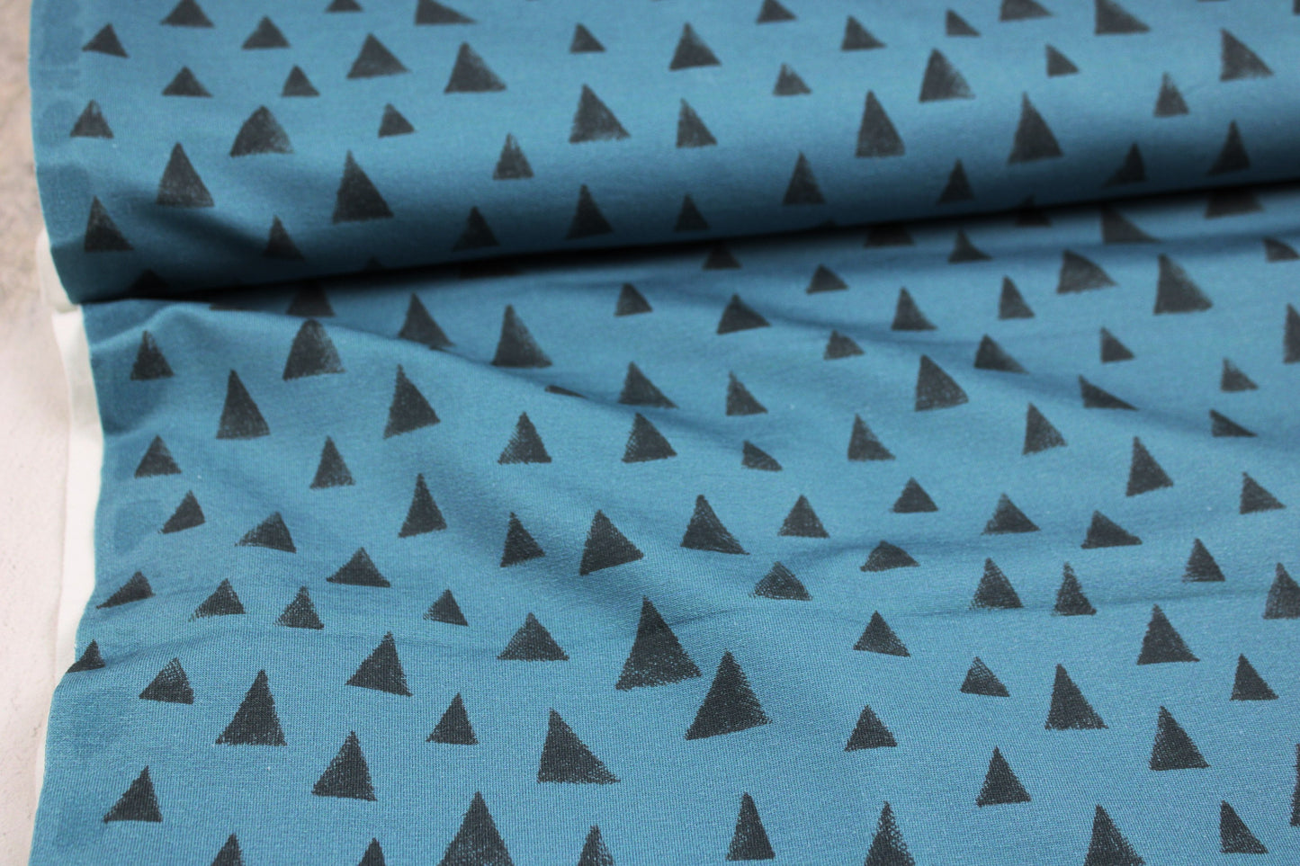 Blauer Sweatstoff mit grauen Dreiecken Ballenansicht