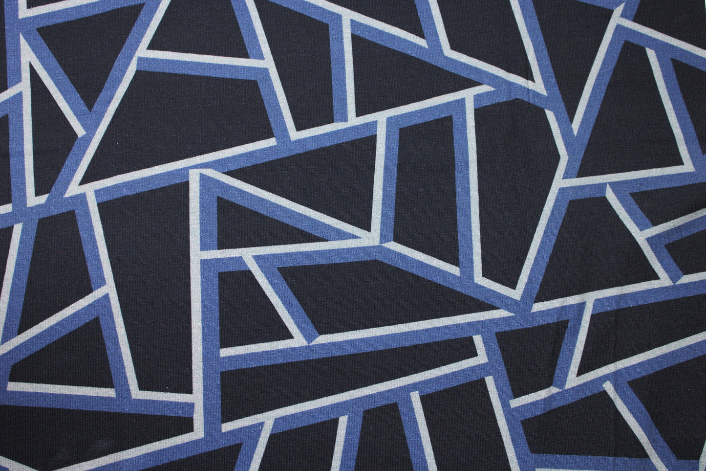 Dunkelblauer Sweatstoff mit blauen geometrischen Mustern Detailbild