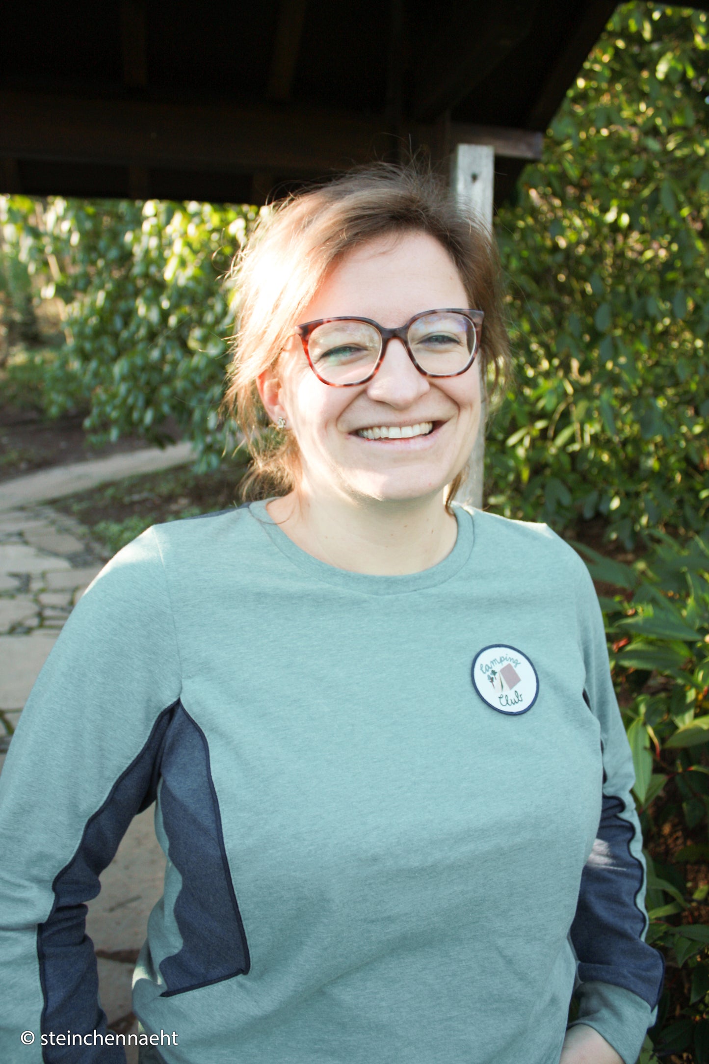 Sweatstoff Eike-Melange in Rauchblau meliert als Shirt vernäht