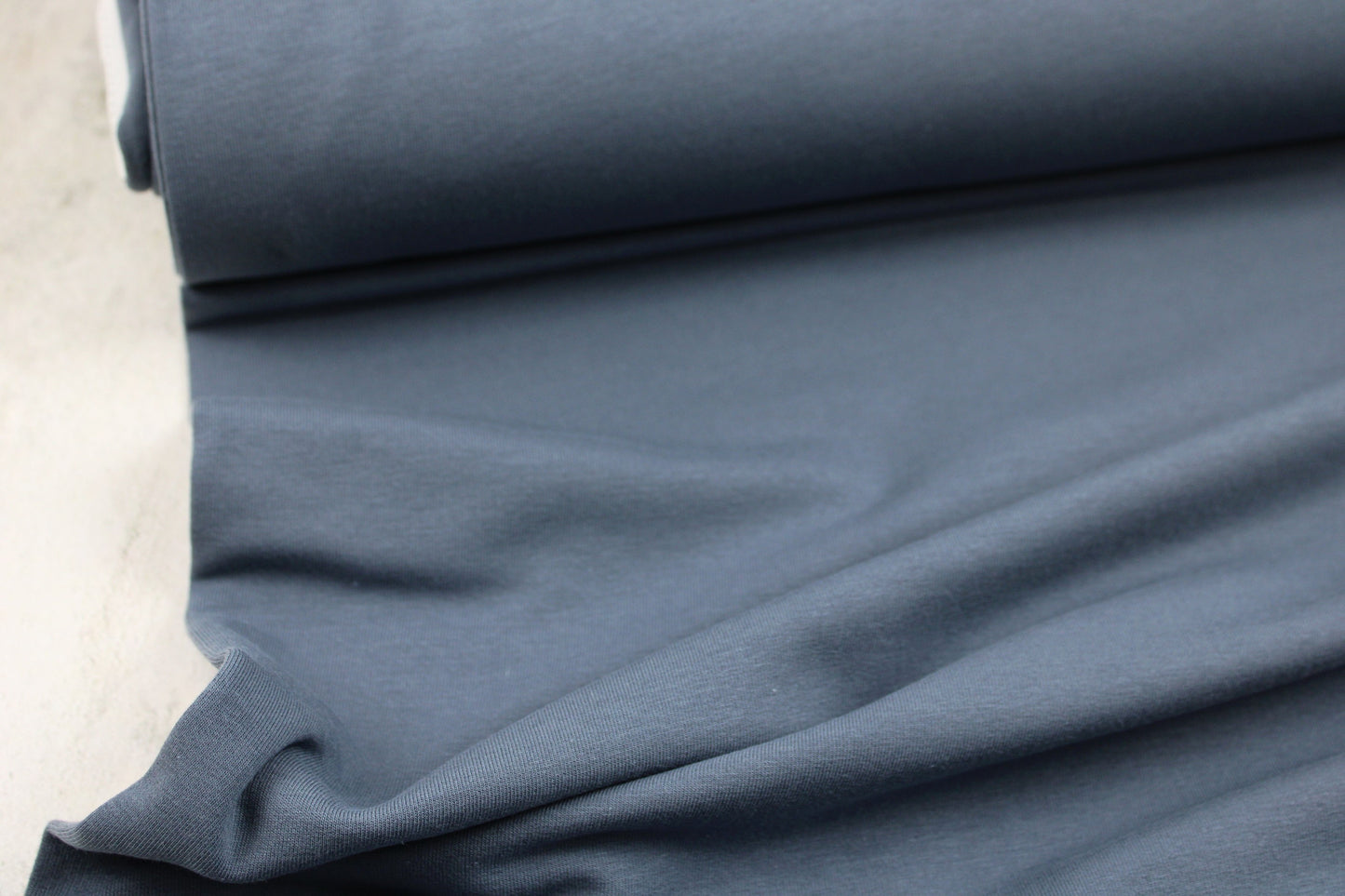 Sweatstoff Eike in uni jeansblau Ballenansicht