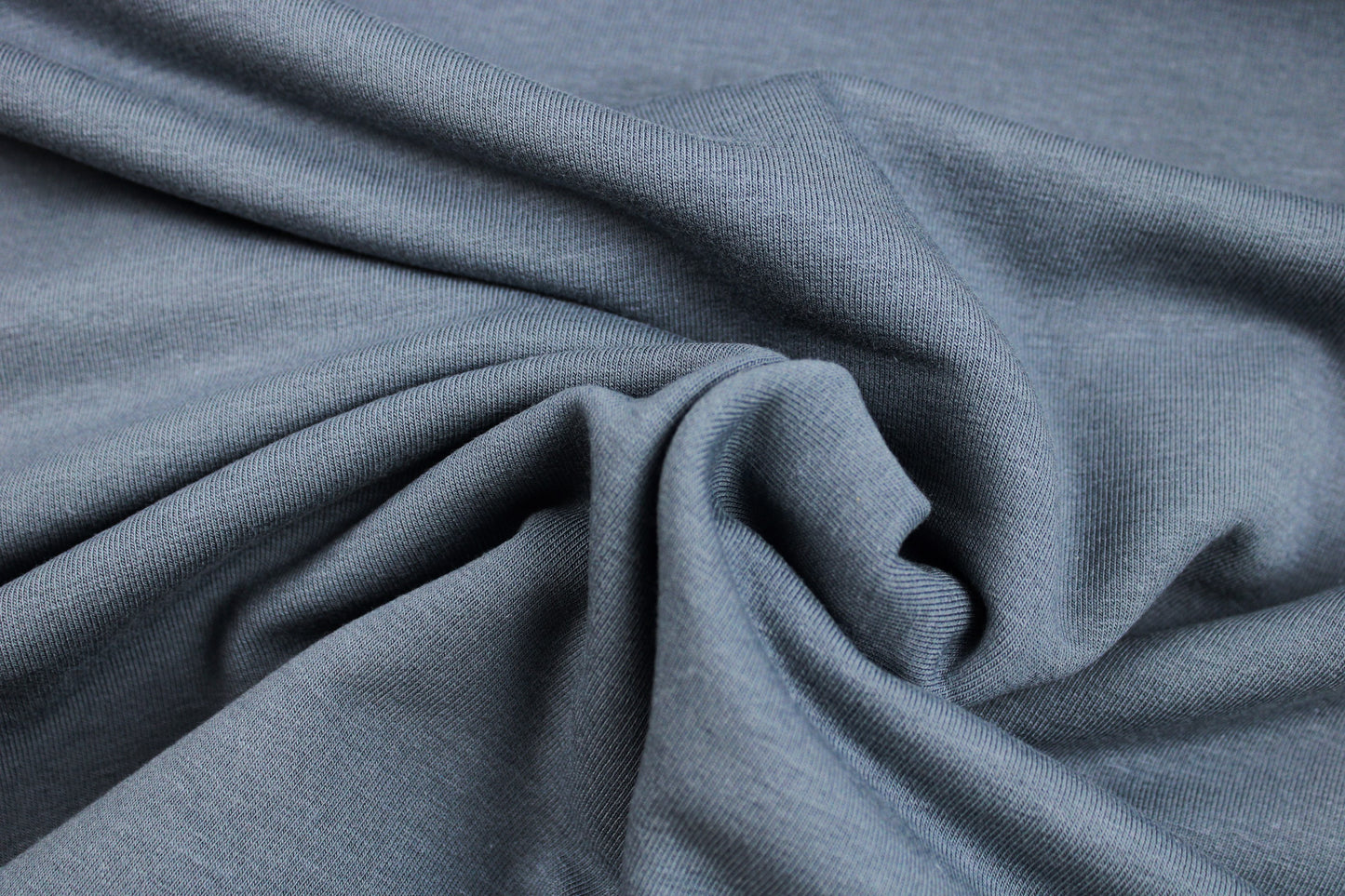 Sweatstoff Eike in uni jeansblau gedreht